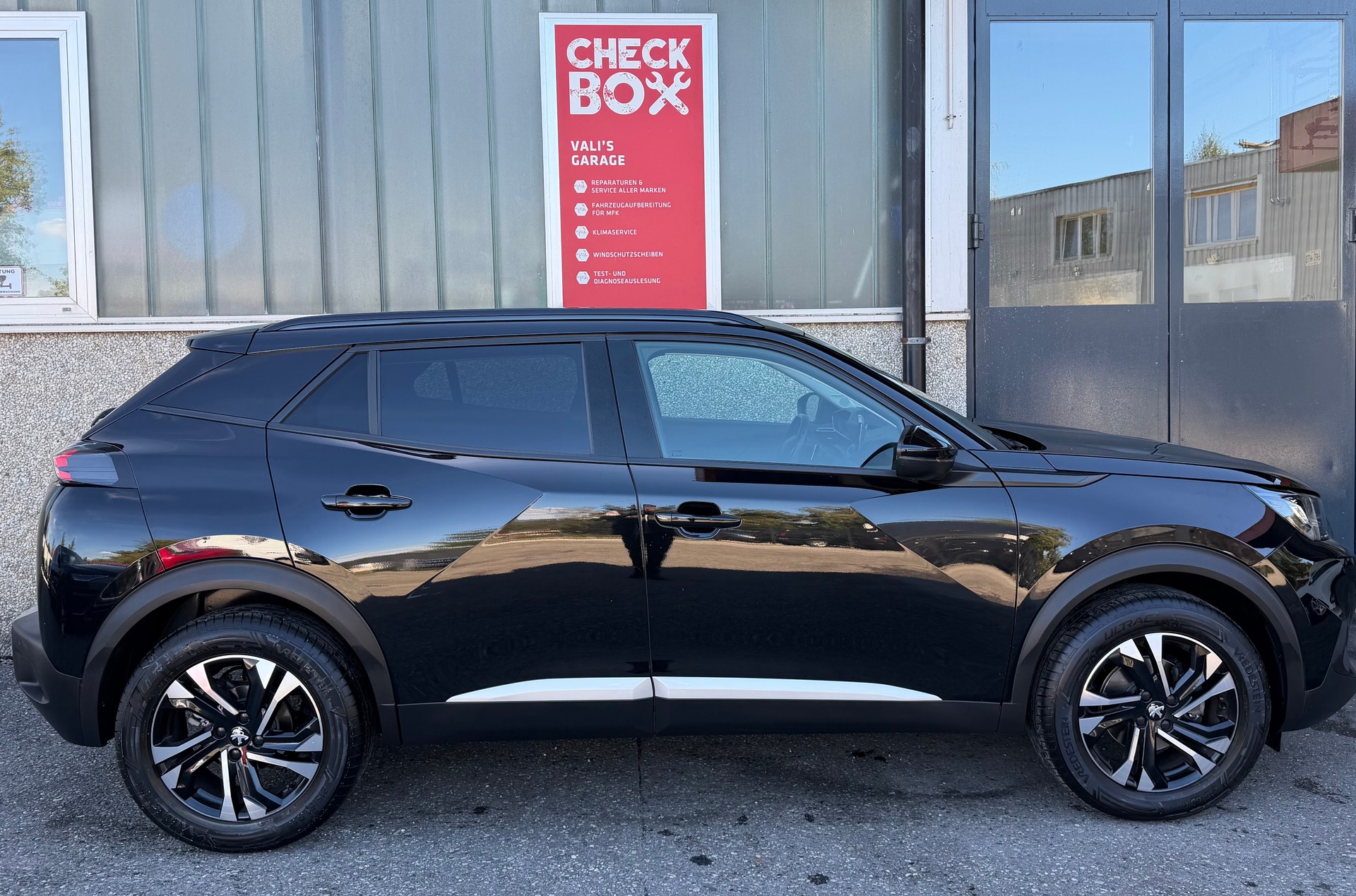 PEUGEOT 2008 1.2 PureTech Allure Pack EAT8-image-5
