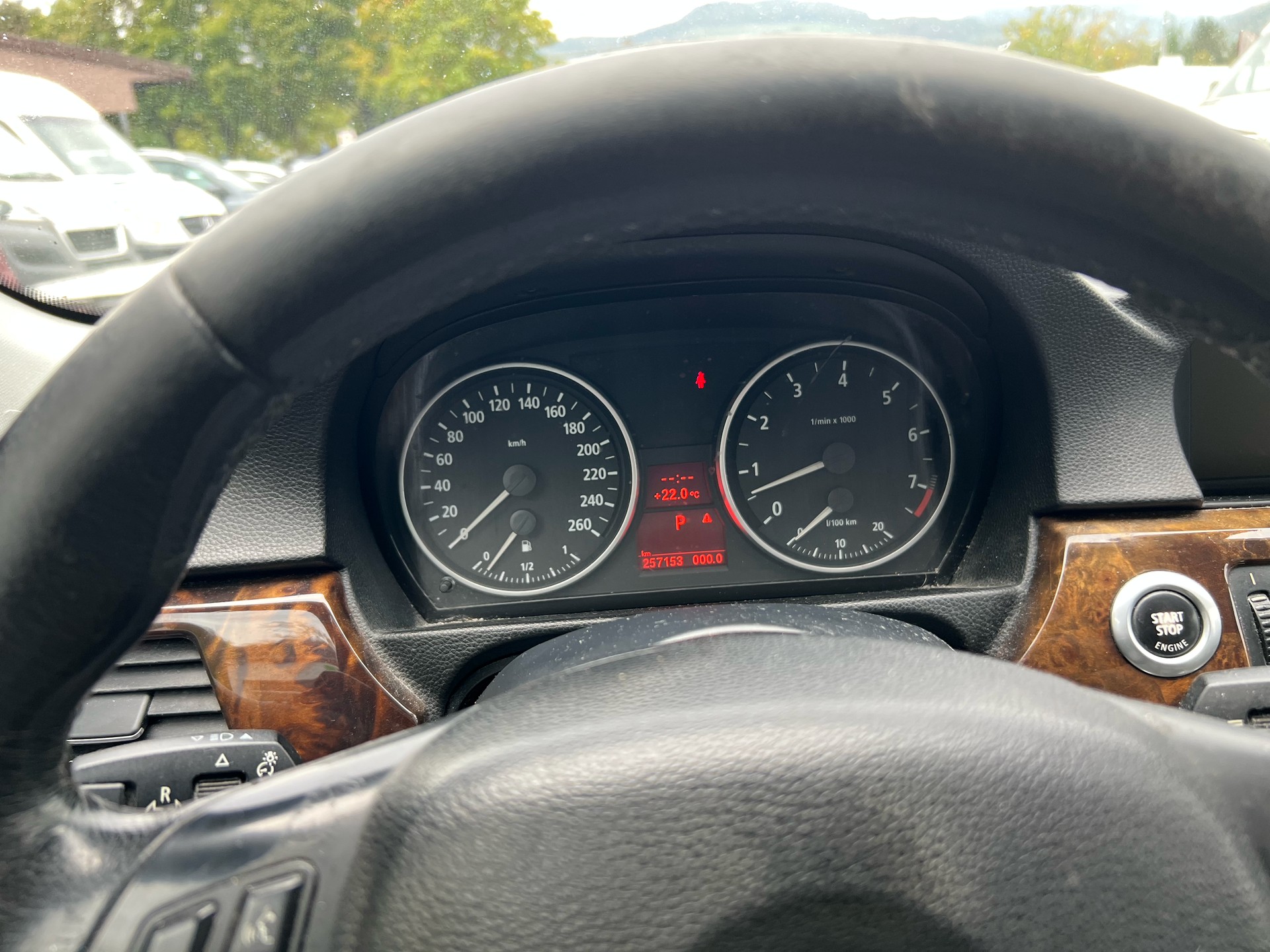 BMW 330xi-image-13