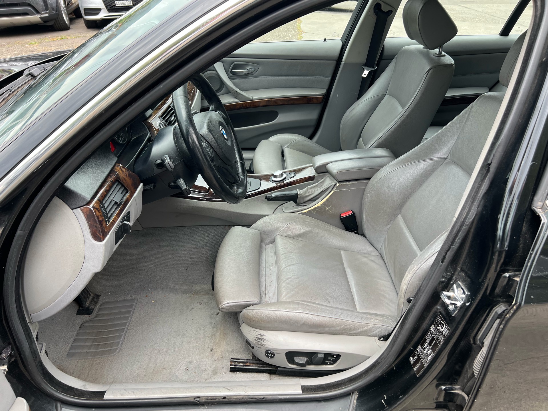 BMW 330xi-image-8