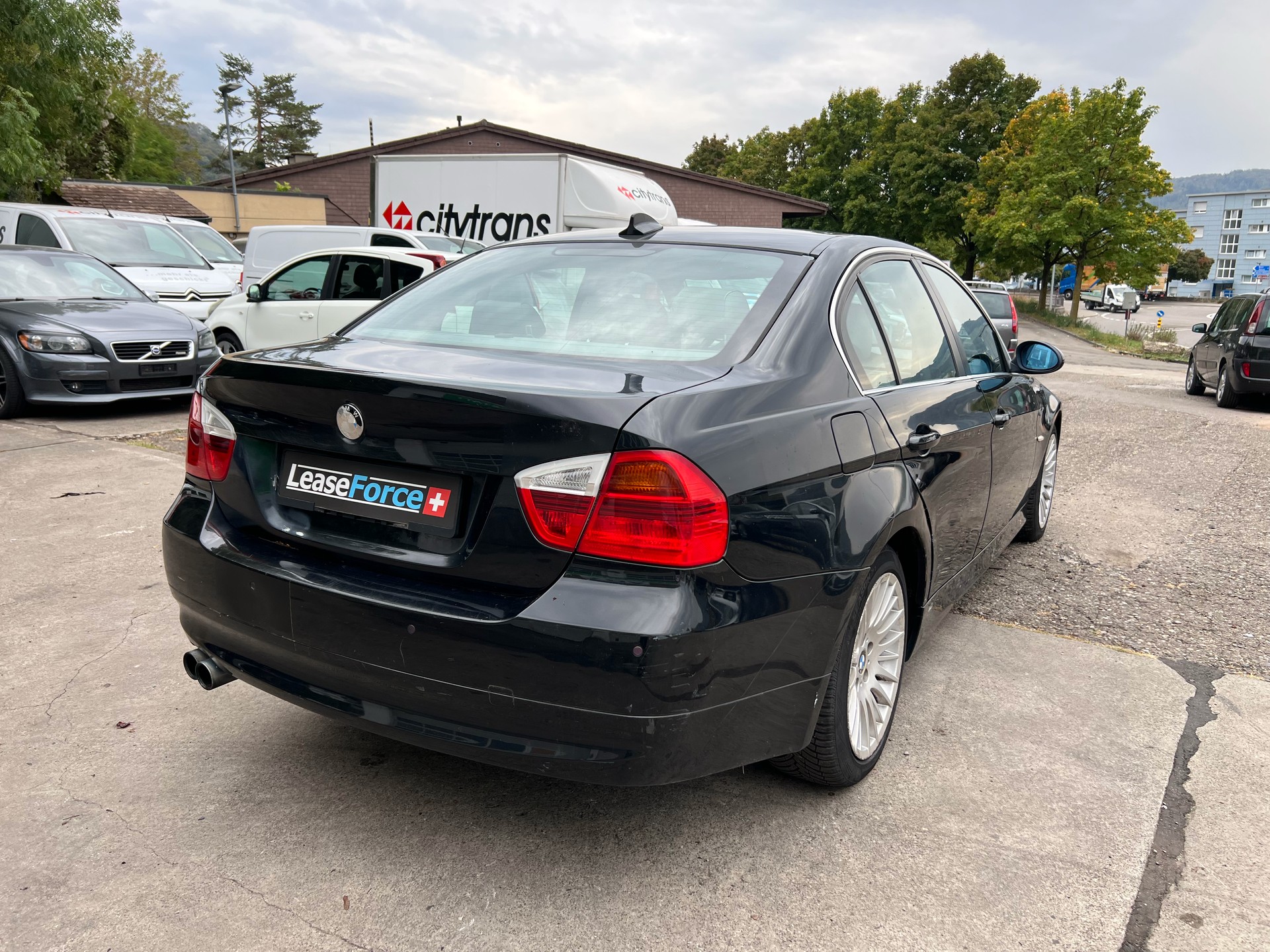 BMW 330xi-image-4