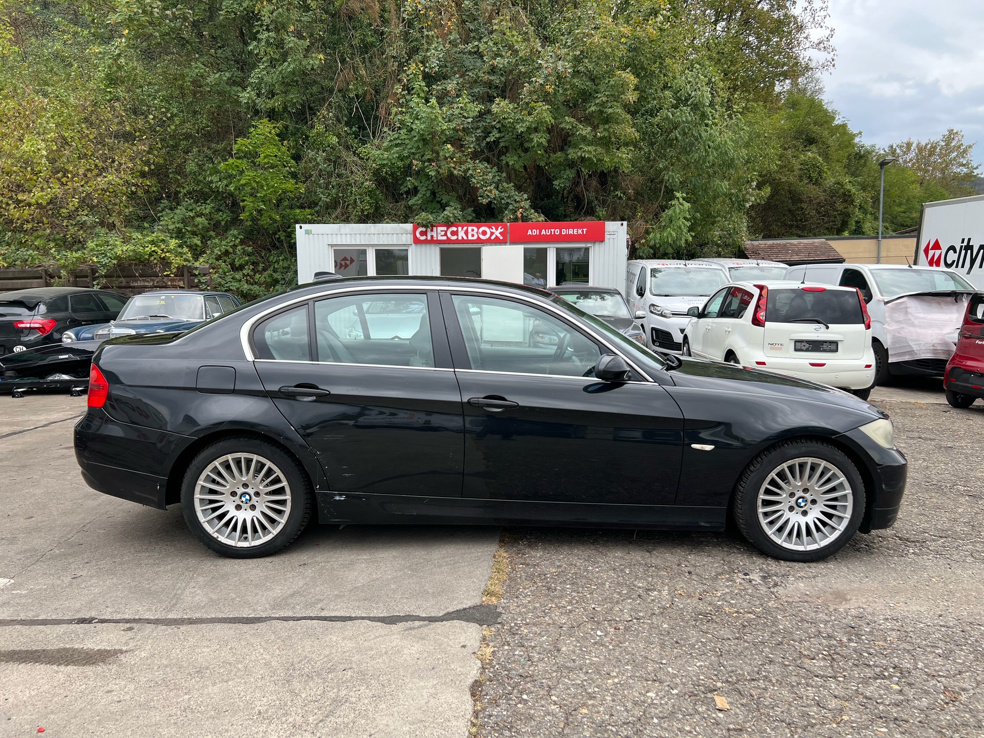 BMW 330xi-image-5