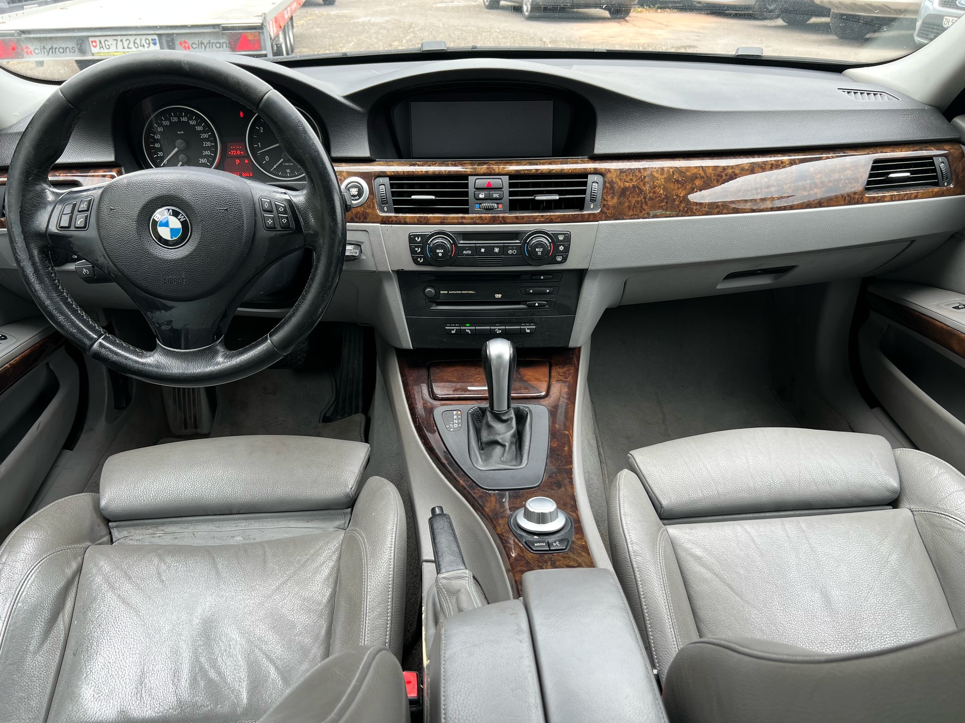 BMW 330xi-image-12