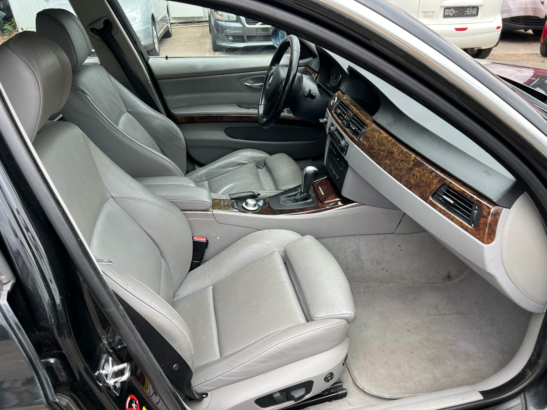 BMW 330xi-image-10