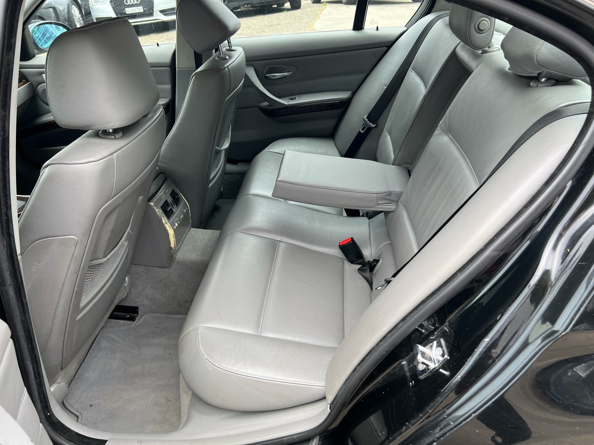BMW 330xi-image-9