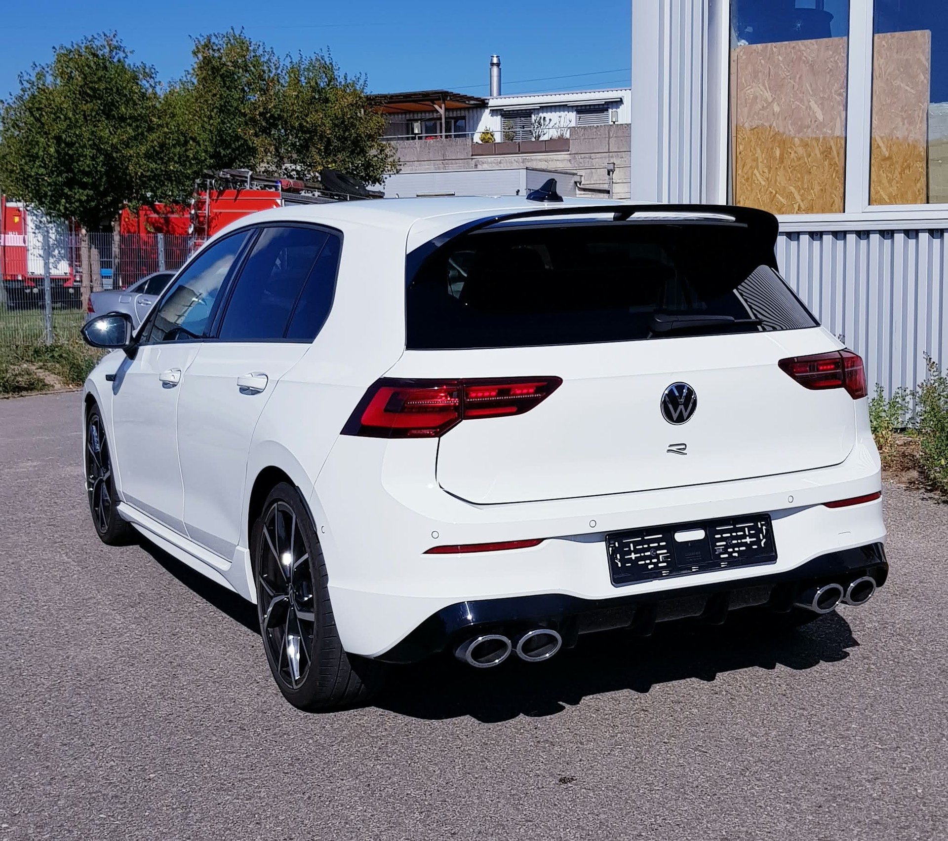 VW Golf 2.0 TSI R DSG 4Motion-image-2