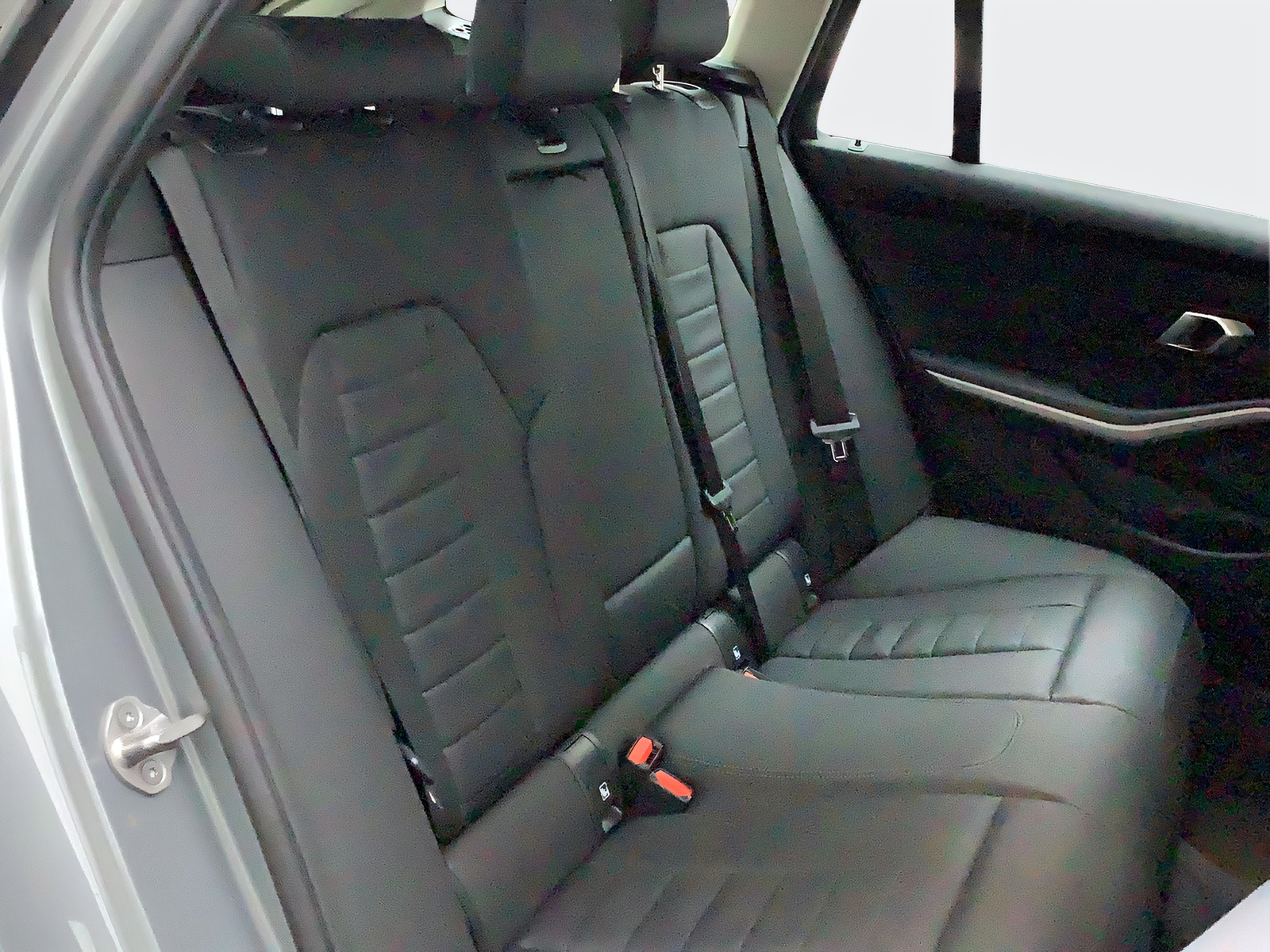 BMW 320d xDrive 48V Touring Steptronic-image-14