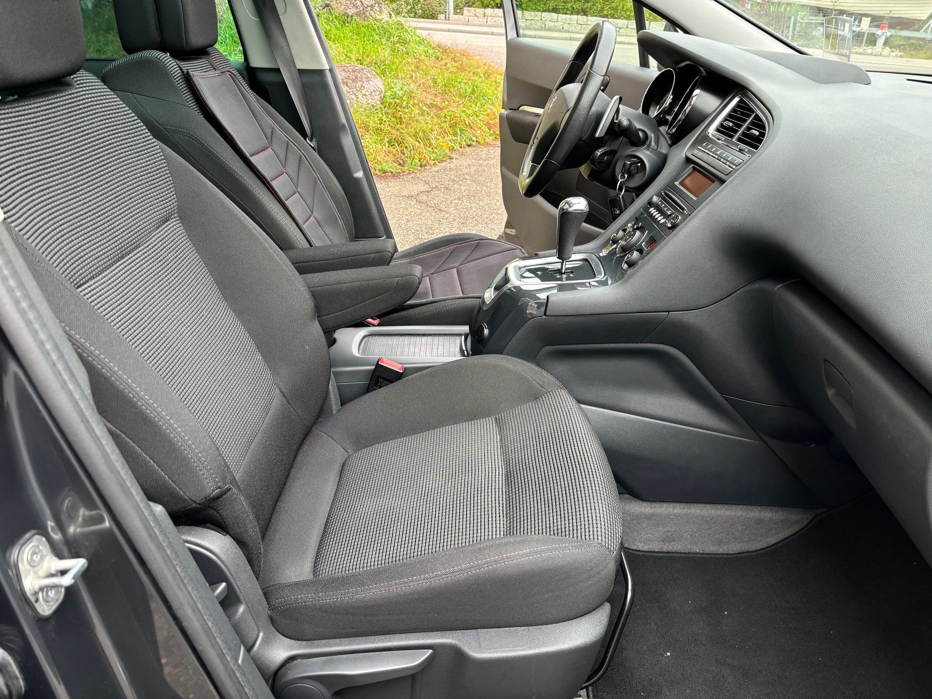 PEUGEOT 5008 1.6 HDI Sport EGS6-image-12