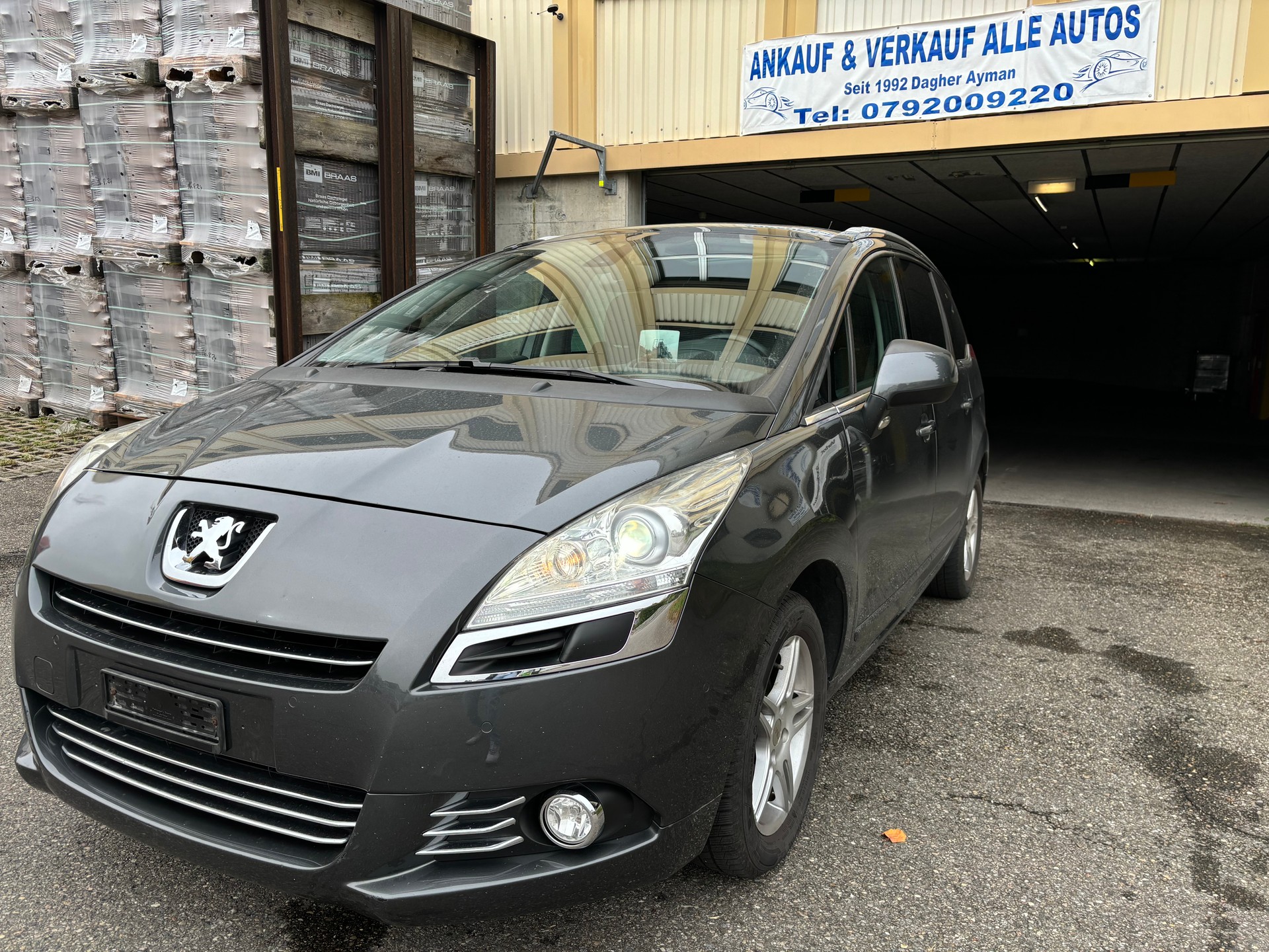 PEUGEOT 5008 1.6 HDI Sport EGS6-image-1