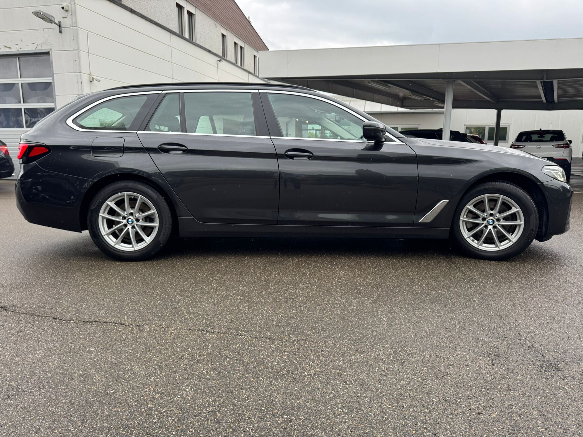 BMW 520d xDrive 48V Touring Steptronic-image-3