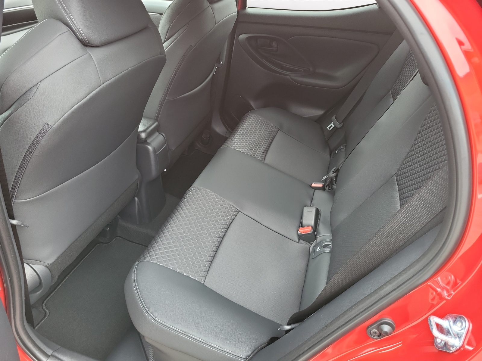 TOYOTA Yaris 1.5 VVT-i HSD Premium-image-13