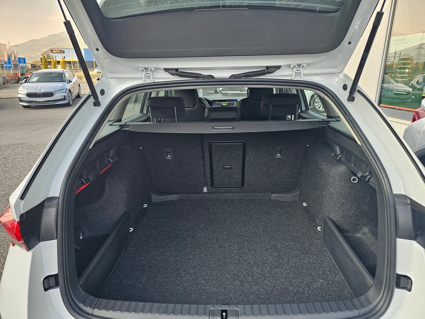 SKODA Octavia Combi 2.0 TDI DSG Selection-image-4