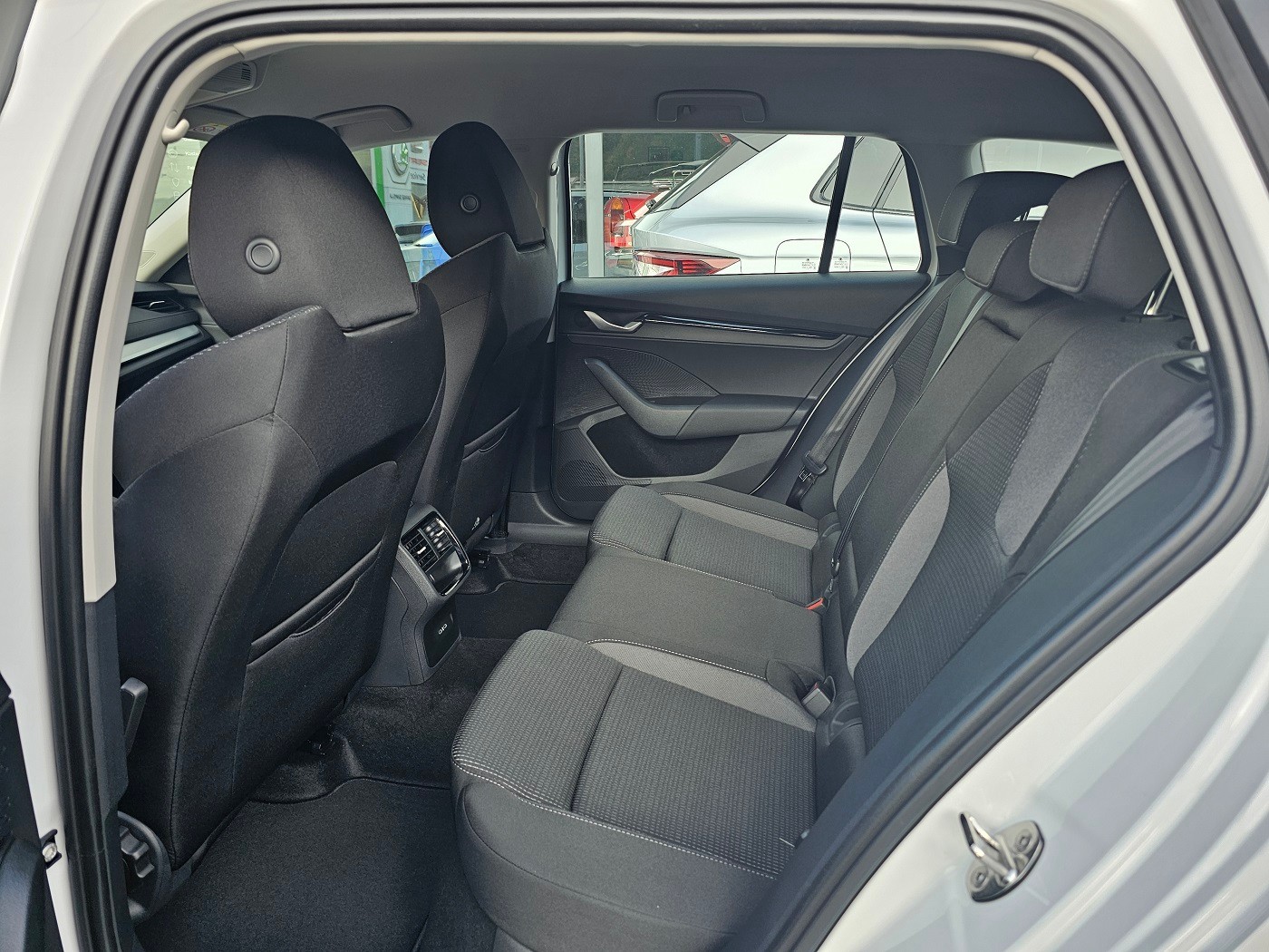 SKODA Octavia Combi 2.0 TDI DSG Selection-image-6