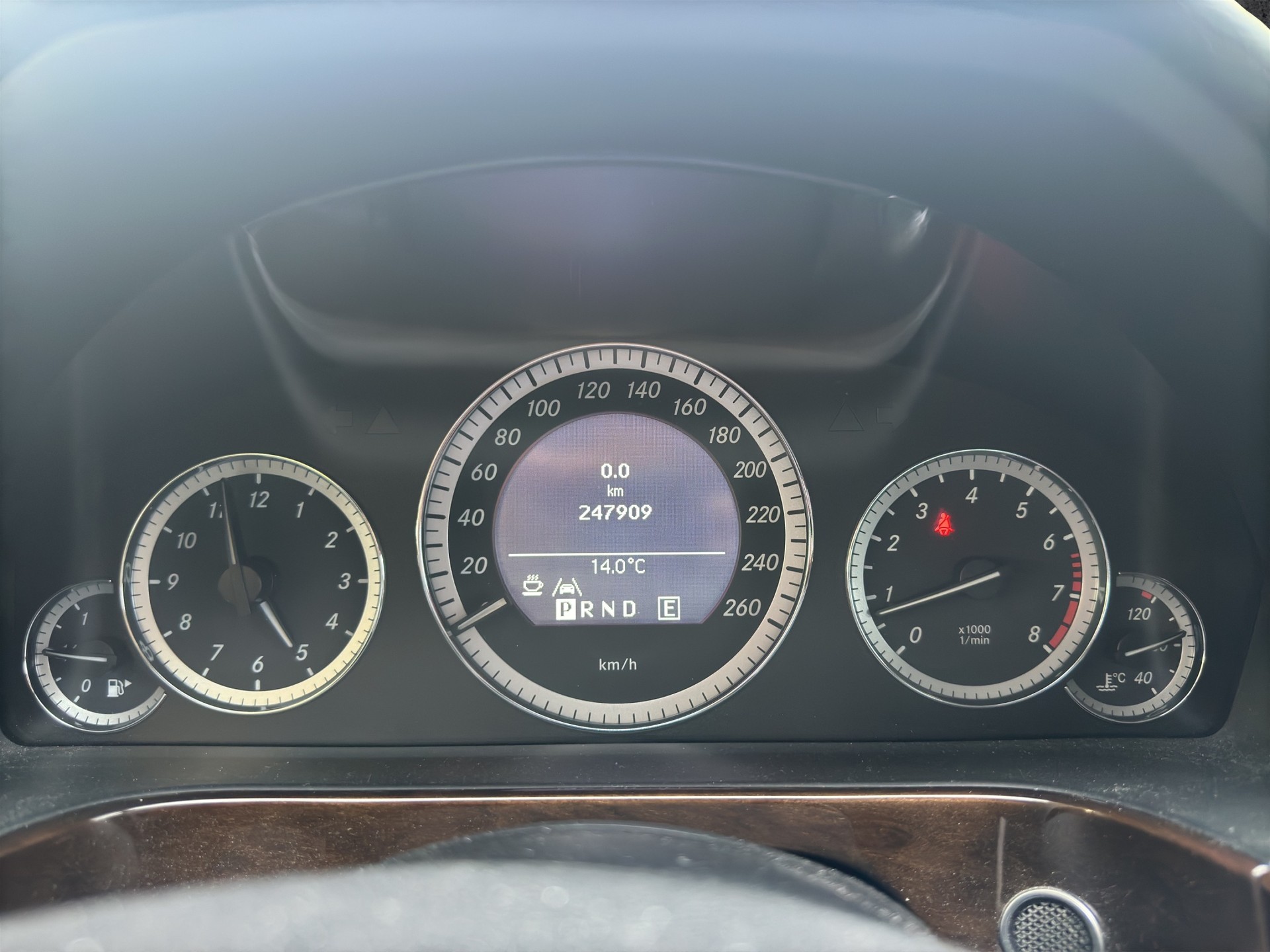 MERCEDES-BENZ E 200 CGI BlueEfficiency Avantgarde Automatic-image-13