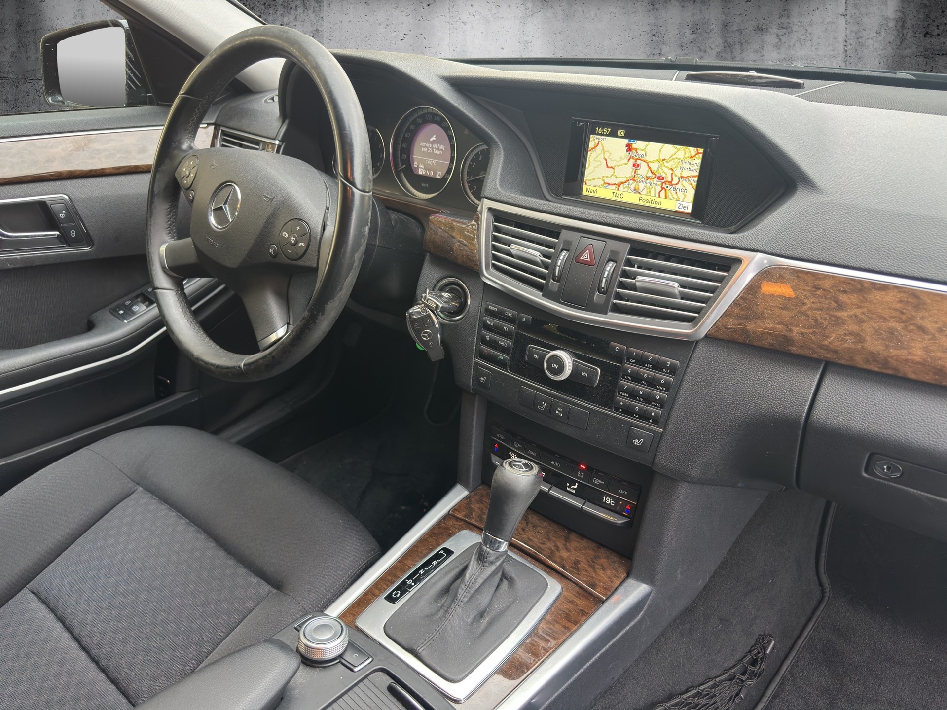 MERCEDES-BENZ E 200 CGI BlueEfficiency Avantgarde Automatic-image-10