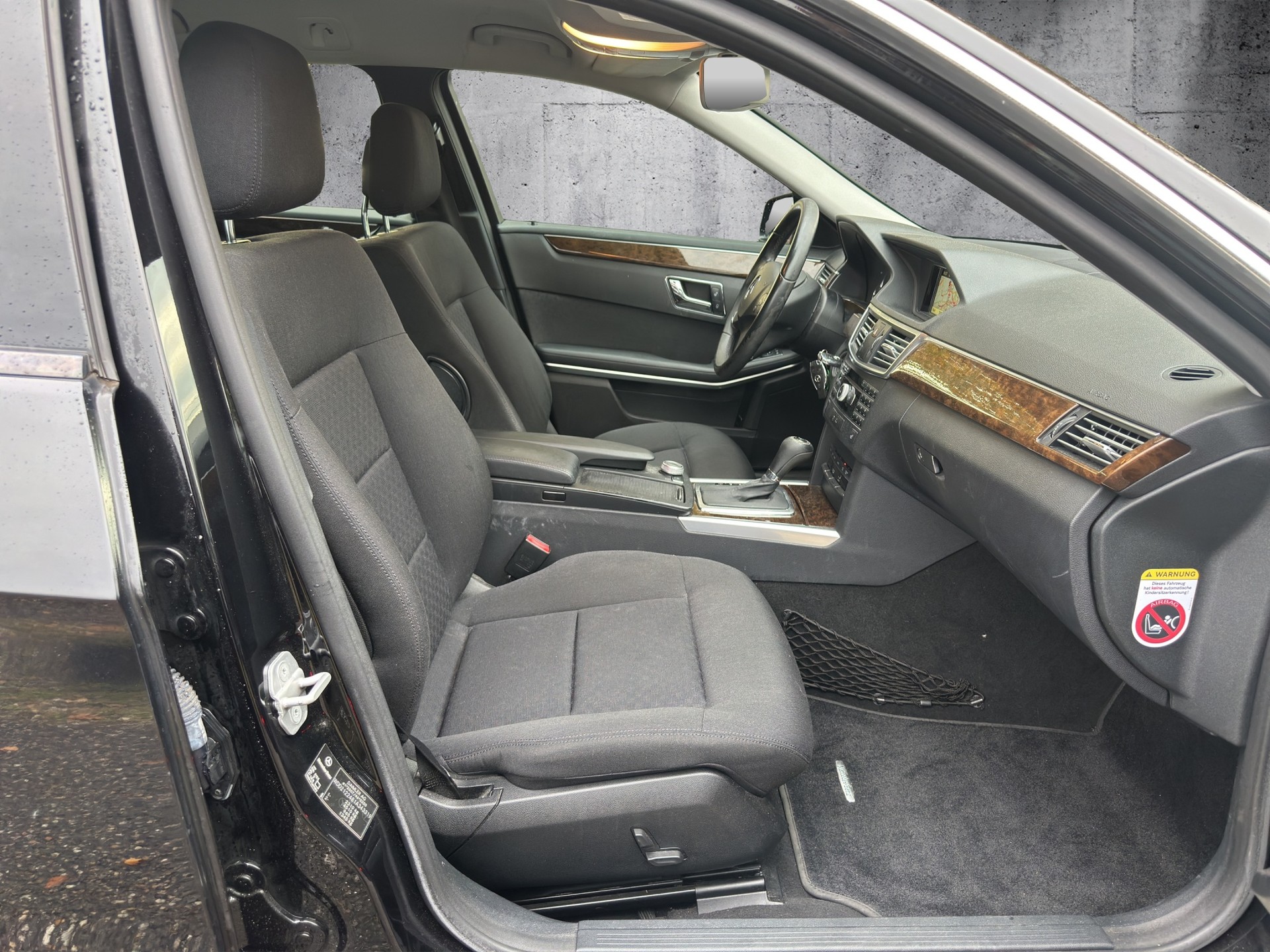 MERCEDES-BENZ E 200 CGI BlueEfficiency Avantgarde Automatic-image-11