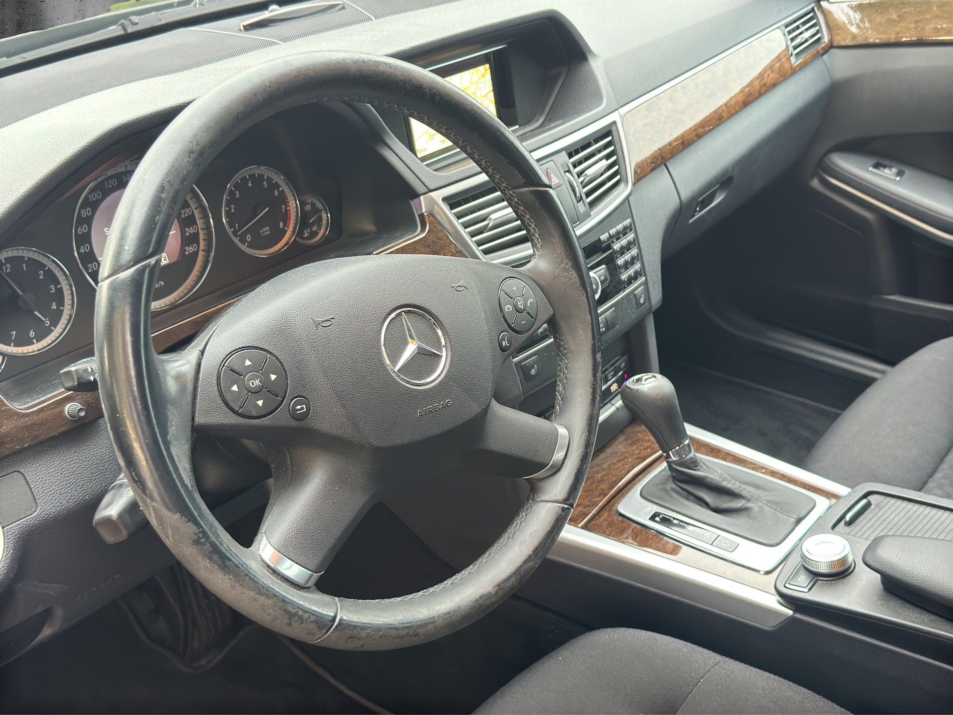 MERCEDES-BENZ E 200 CGI BlueEfficiency Avantgarde Automatic-image-9