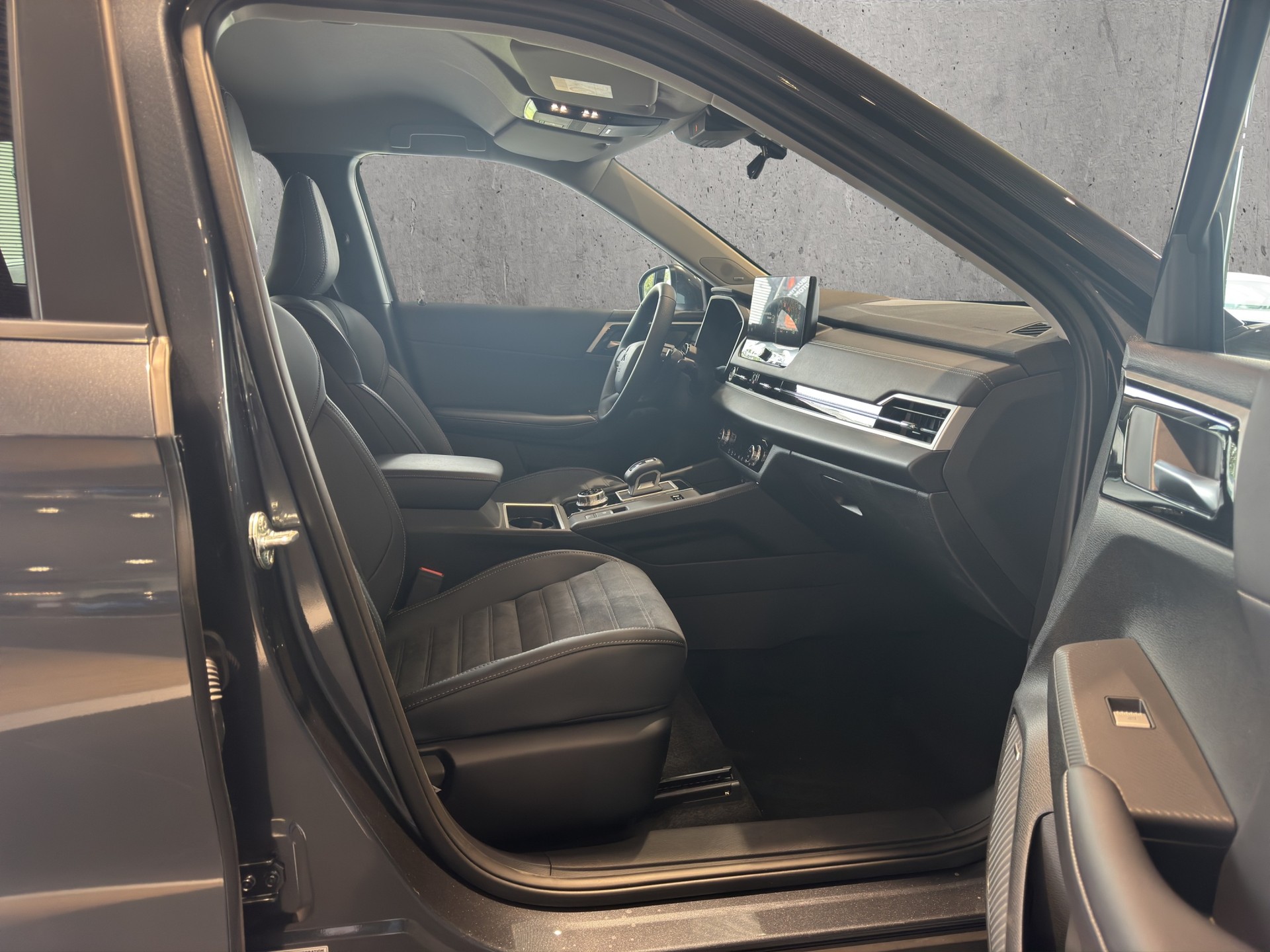 MITSUBISHI OUTLANDER 2.4 PHEV Invite 4x4-image-10