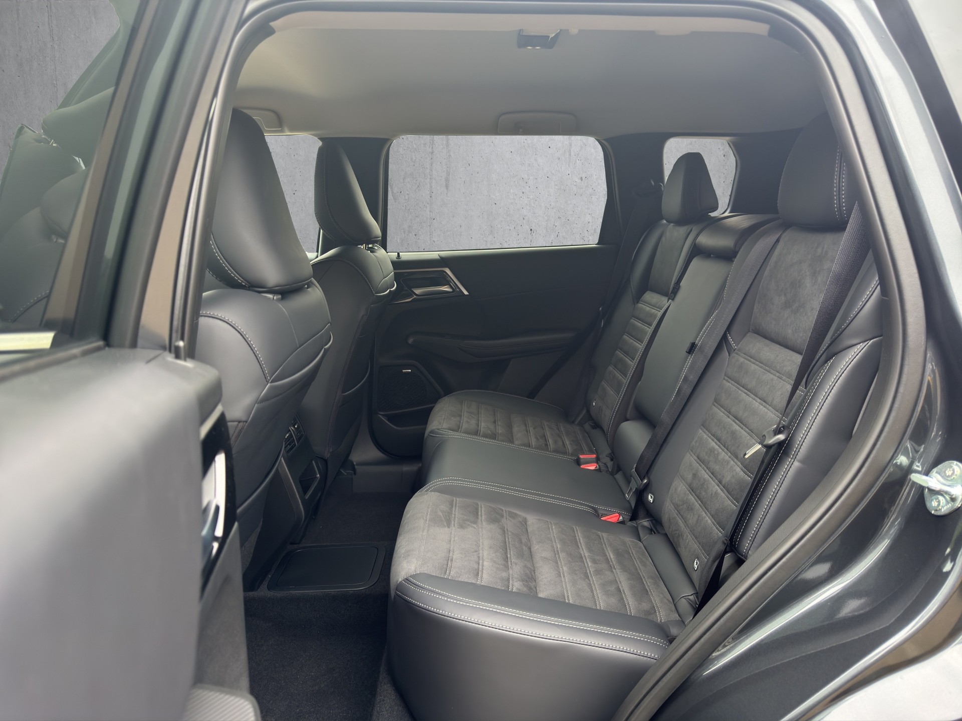 MITSUBISHI OUTLANDER 2.4 PHEV Invite 4x4-image-11