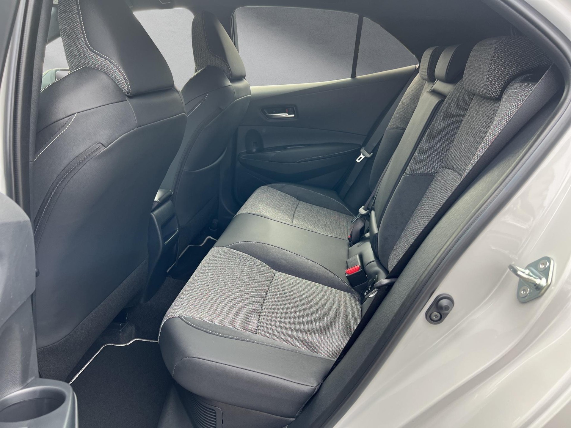 TOYOTA Corolla 2.0 HSD Trend-image-9