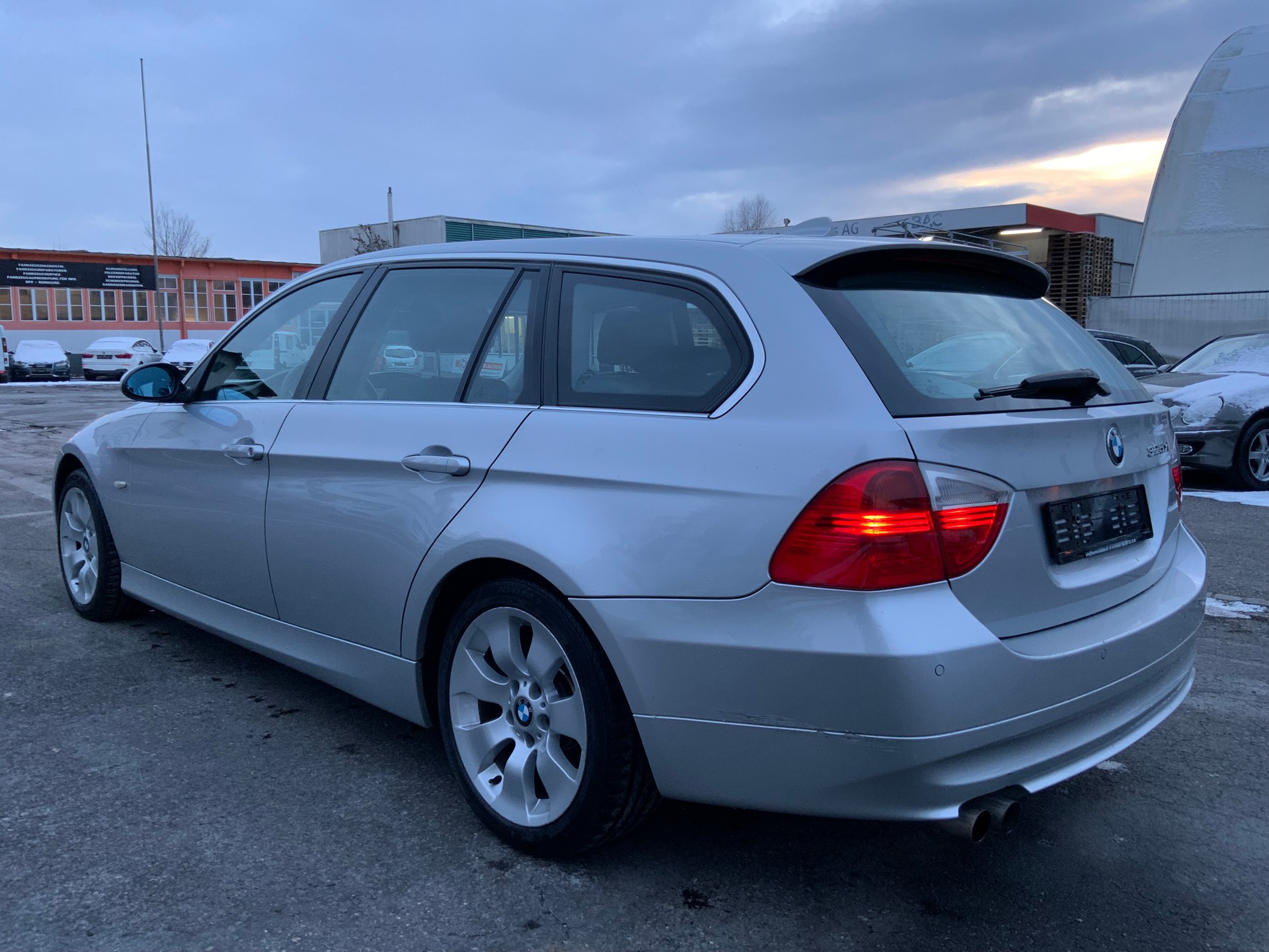 BMW BMW 325 Xi Touring-image-4