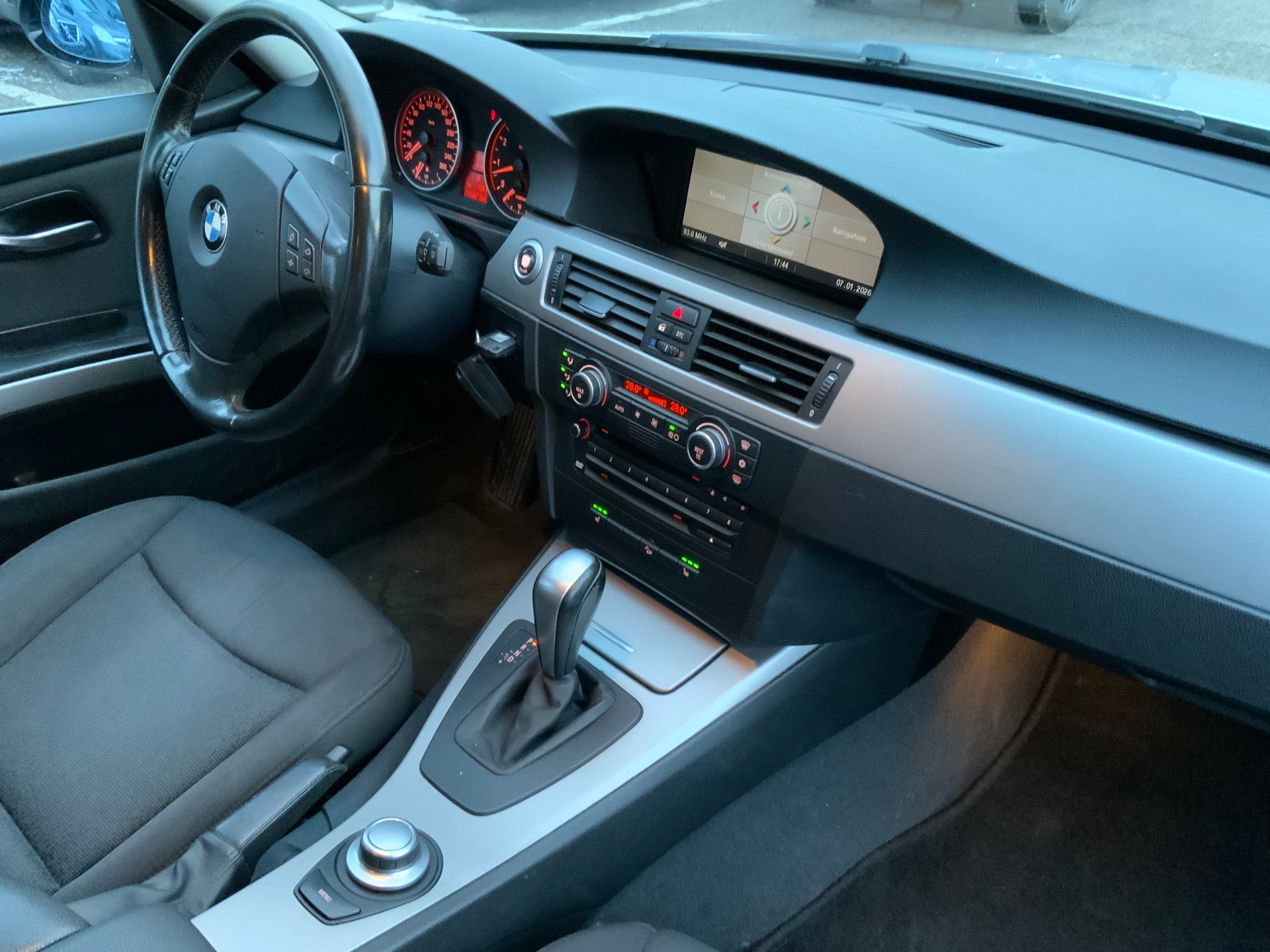 BMW BMW 325 Xi Touring-image-11