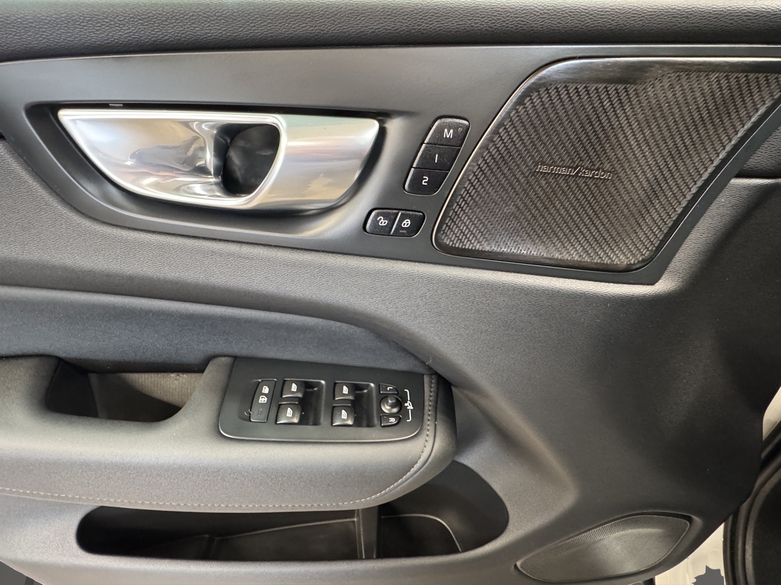 VOLVO XC60 2.0 T8 TE Plus Dark eAWD-image-14