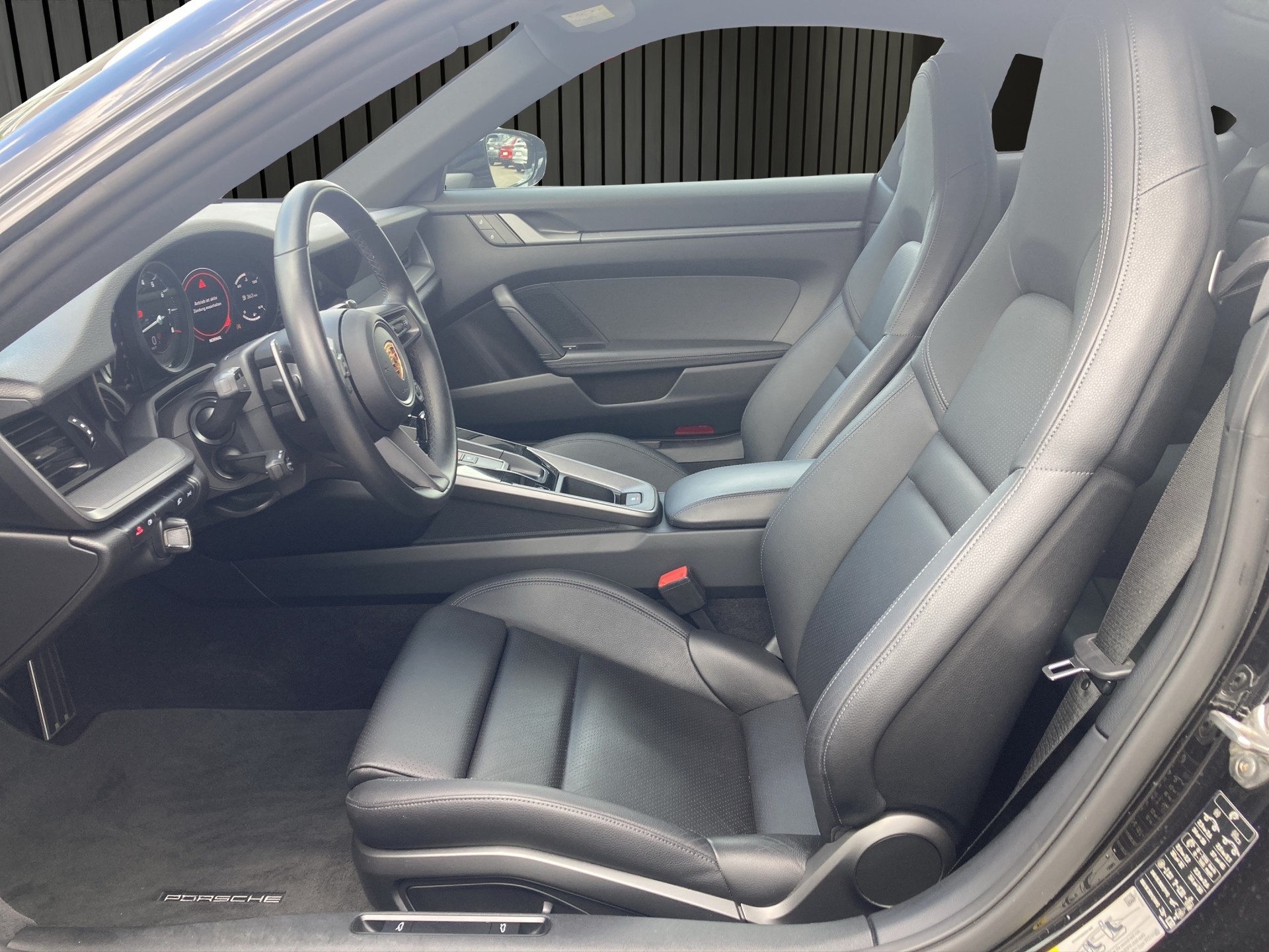 PORSCHE 911 Carrera 4-image-8