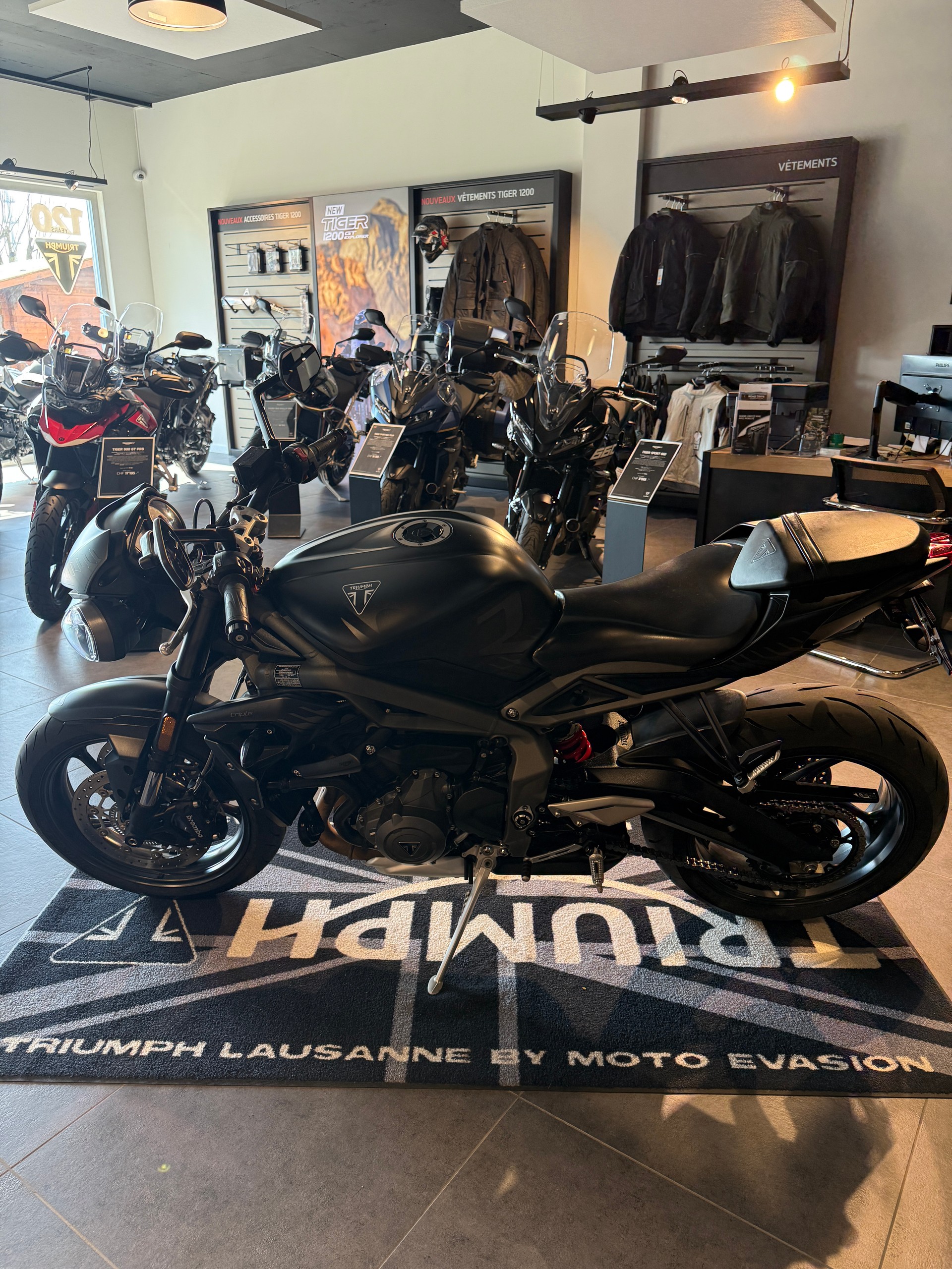 TRIUMPH Street Triple R 765-showroom-element-1