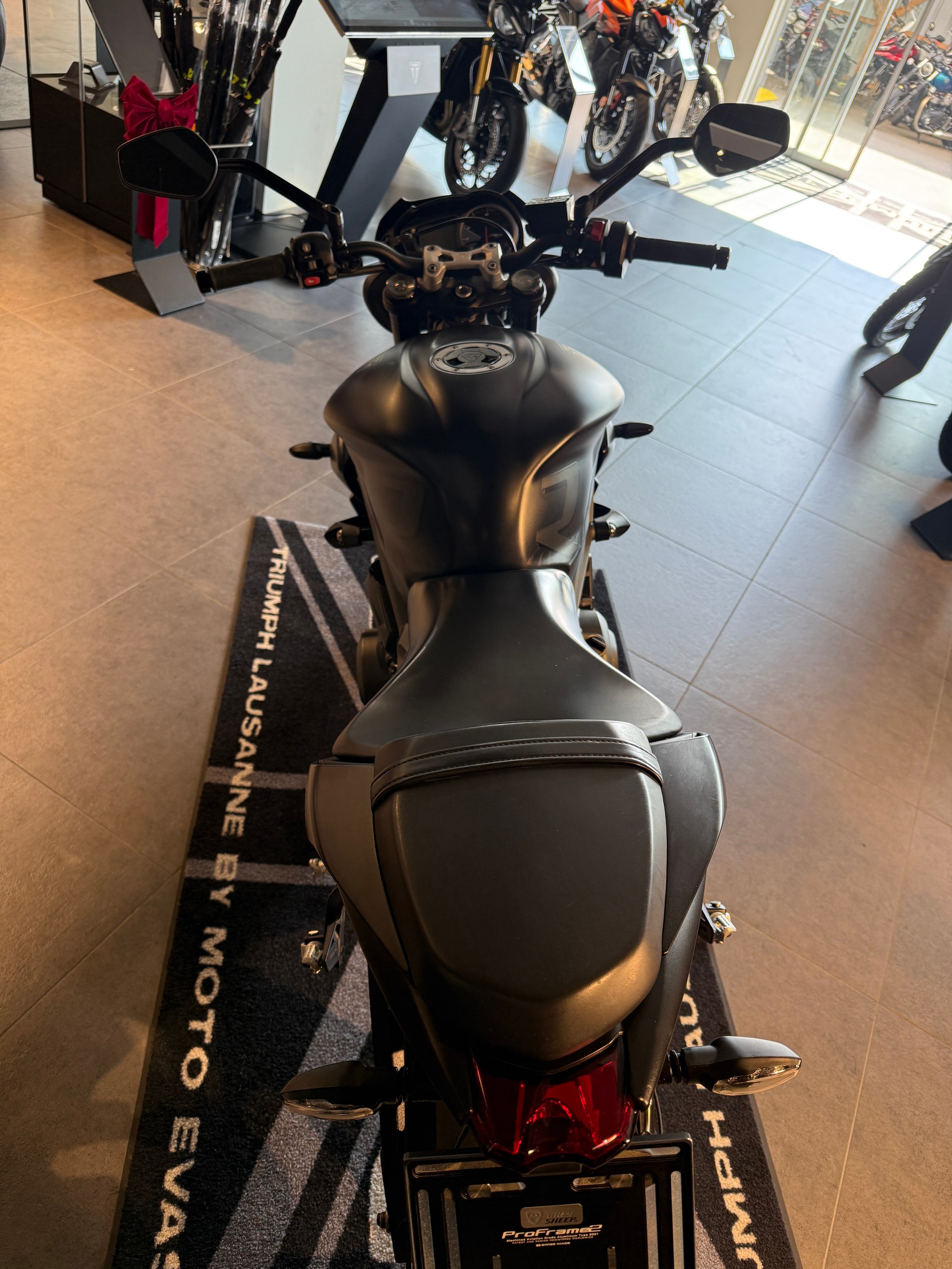 TRIUMPH Street Triple R 765-showroom-element-3