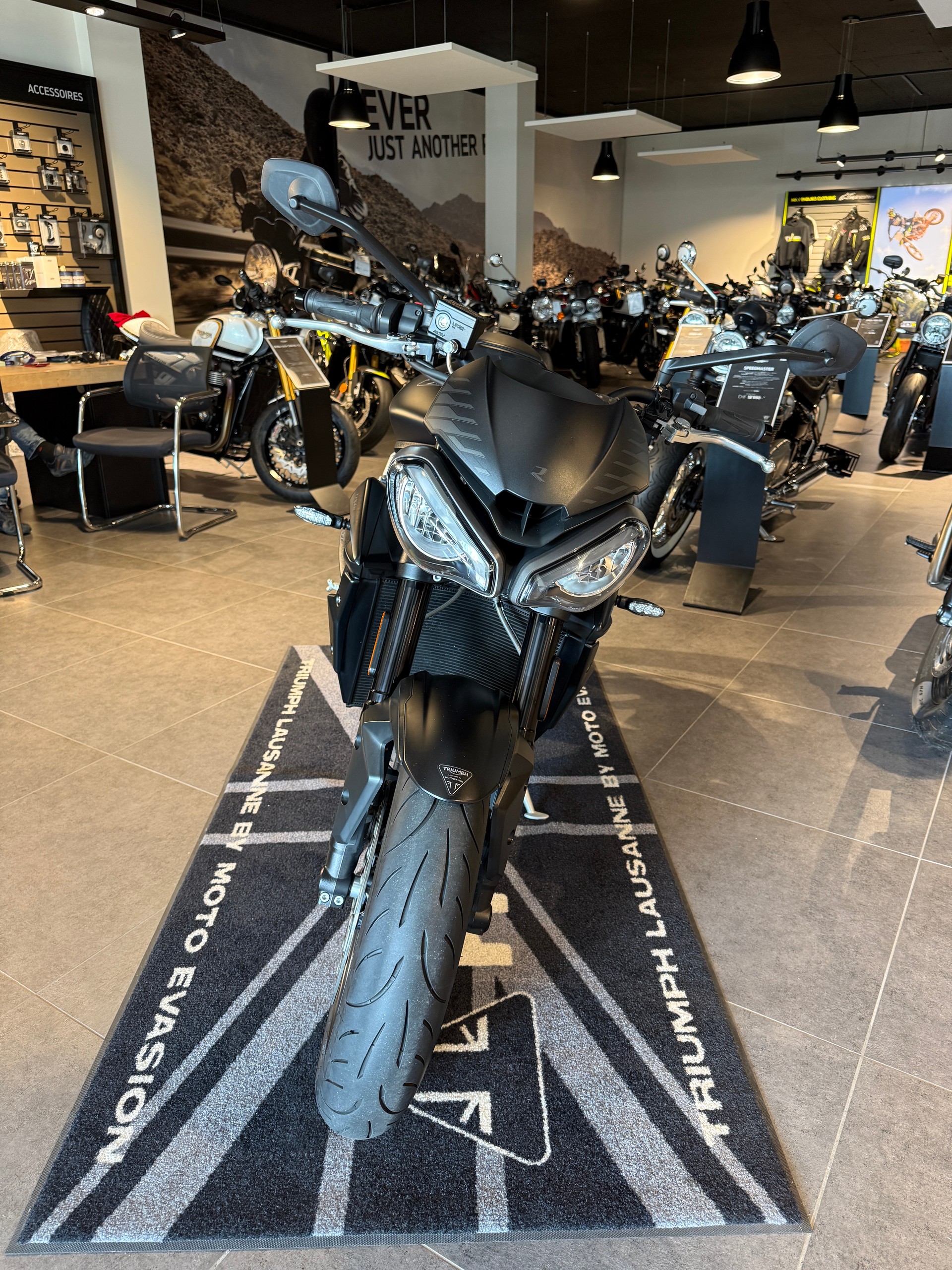 TRIUMPH Street Triple R 765-showroom-element-2