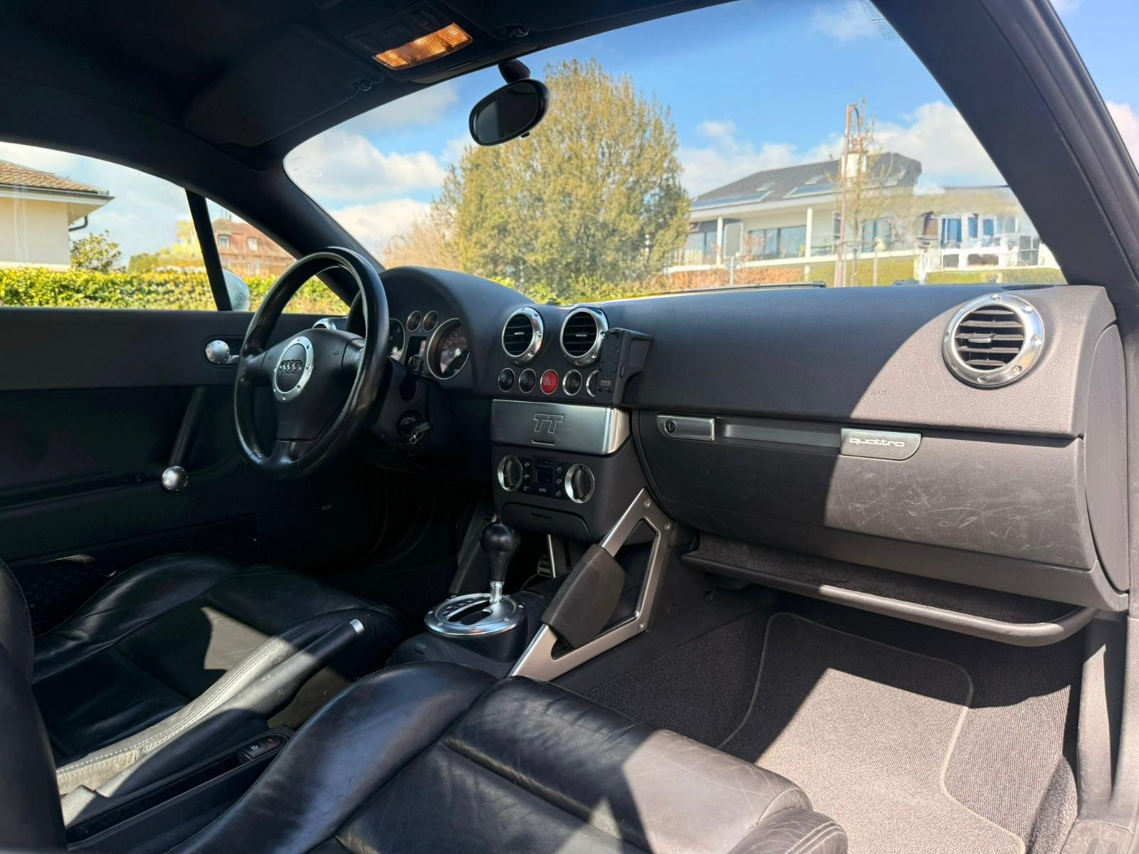 AUDI TT Coupé 3.2 quattro-image-12
