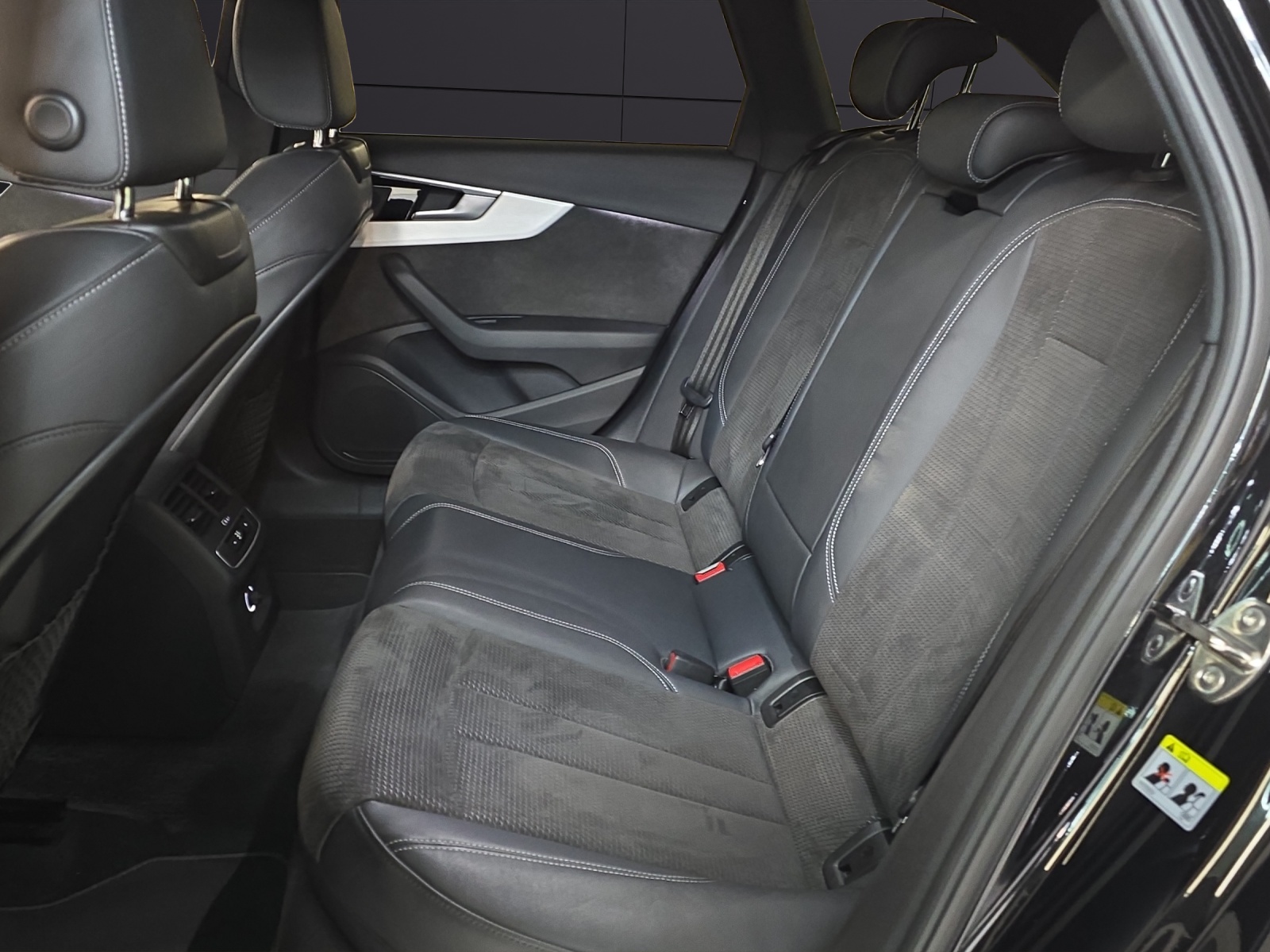 AUDI A4 Avant 45 TFSI S line S-tronic quattro-image-19