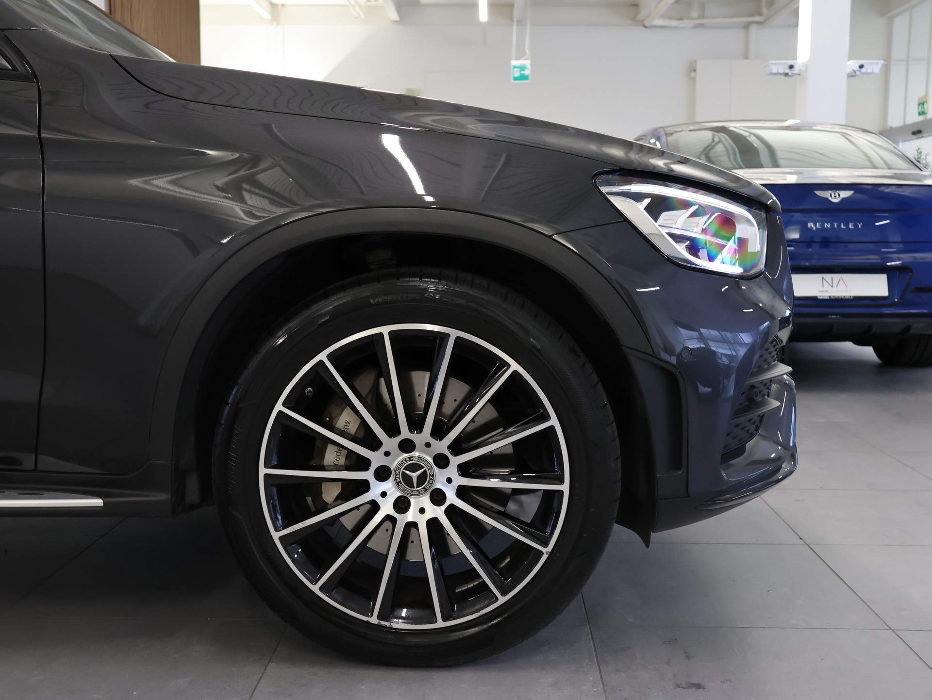 MERCEDES-BENZ GLC 200 AMG Line *Pano* *Volleder* *360° Kamera*-image-6