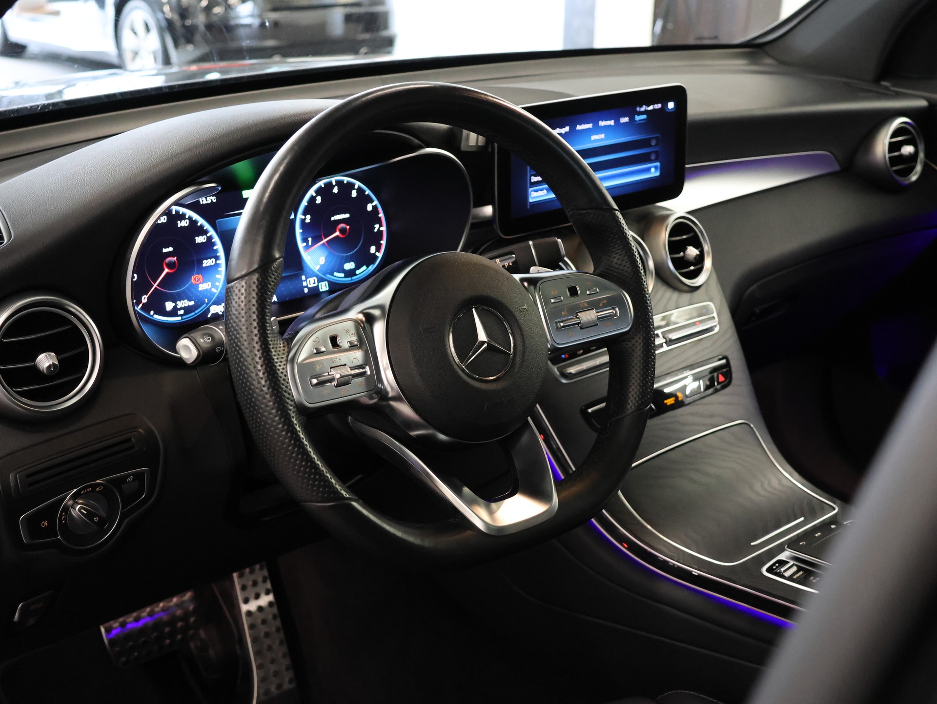 MERCEDES-BENZ GLC 200 AMG Line *Pano* *Volleder* *360° Kamera*-image-19