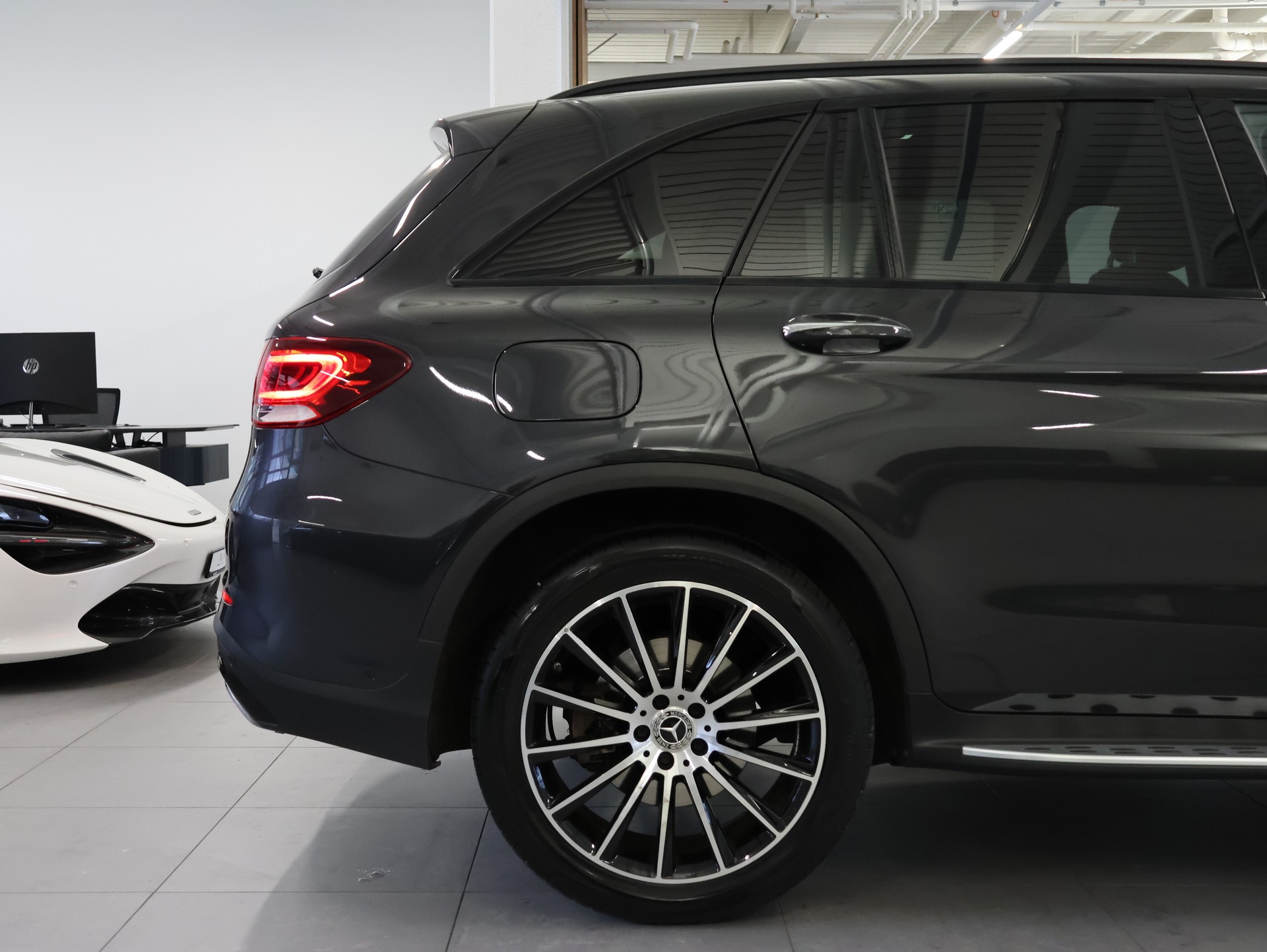 MERCEDES-BENZ GLC 200 AMG Line *Pano* *Volleder* *360° Kamera*-image-11