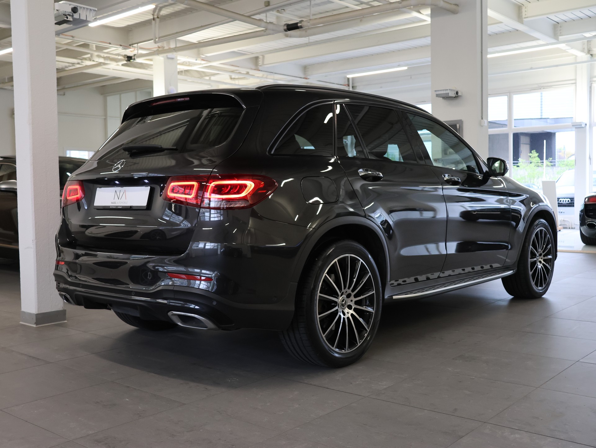 MERCEDES-BENZ GLC 200 AMG Line *Pano* *Volleder* *360° Kamera*-image-4