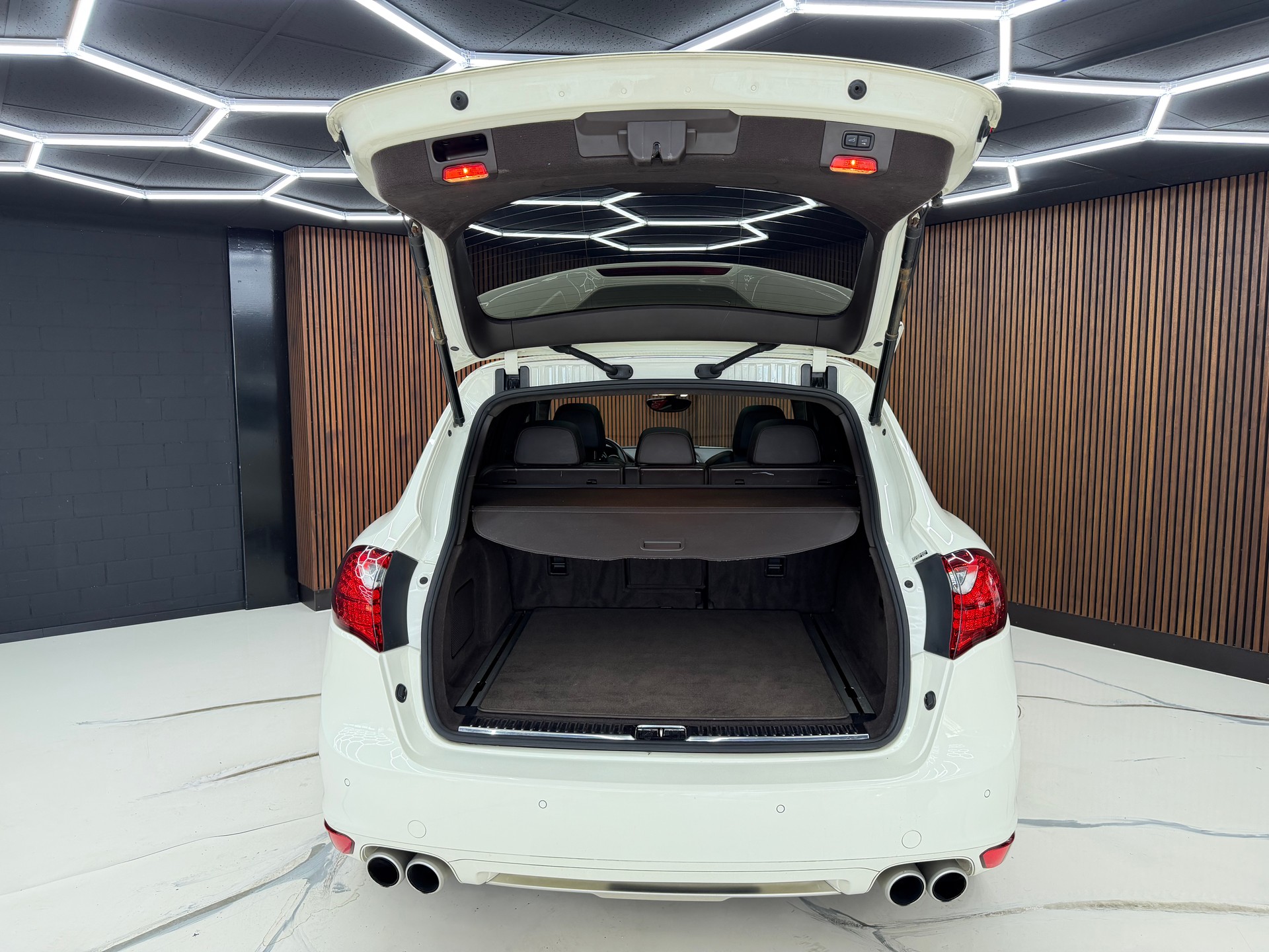 PORSCHE Cayenne Turbo-image-13
