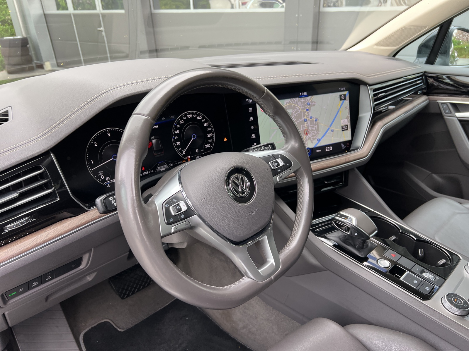 VW Touareg 3.0 TDI Atmosphere Tiptronic-image-11