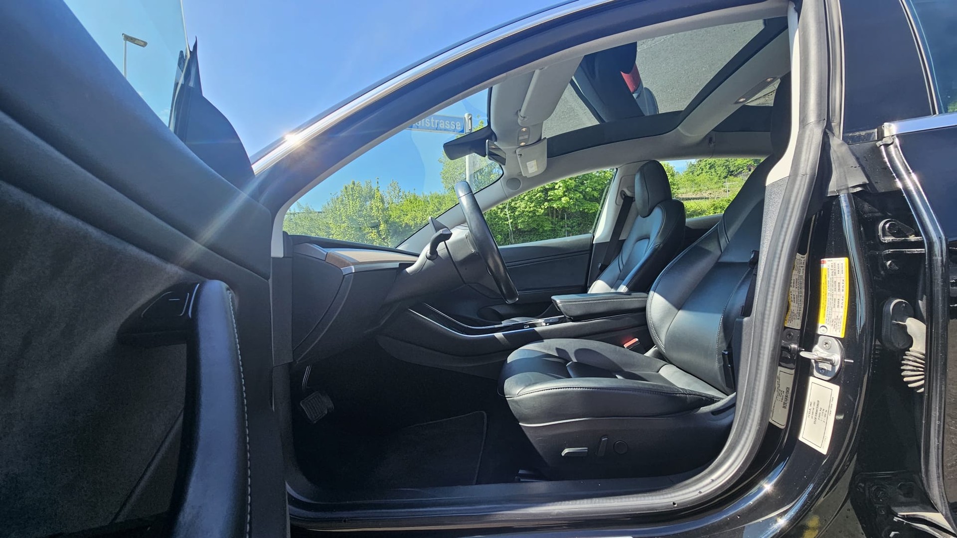 TESLA Dual Motor AWD-showroom-element-3
