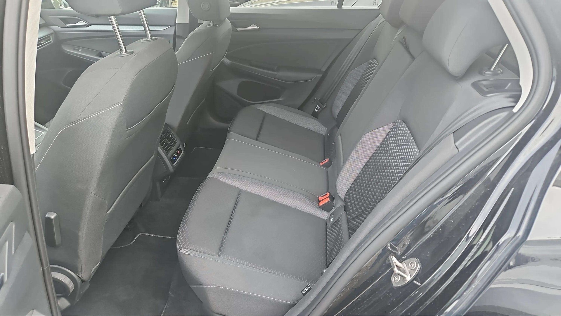 VW Golf 2.0 TDI Active DSG mit AHK & Panoramdach + Werksgarantie-image-13
