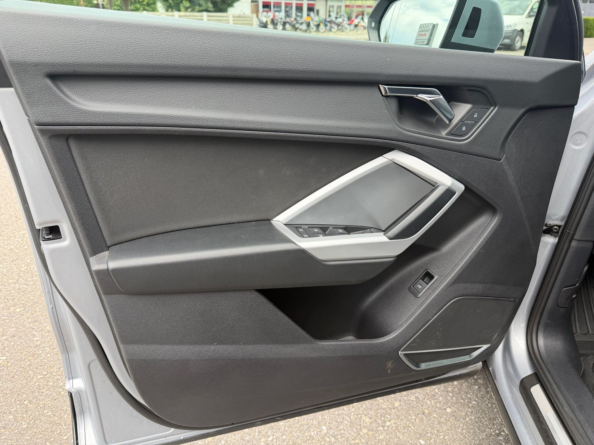 AUDI Q3 35 TDI advanced quattro S-tronic-image-11