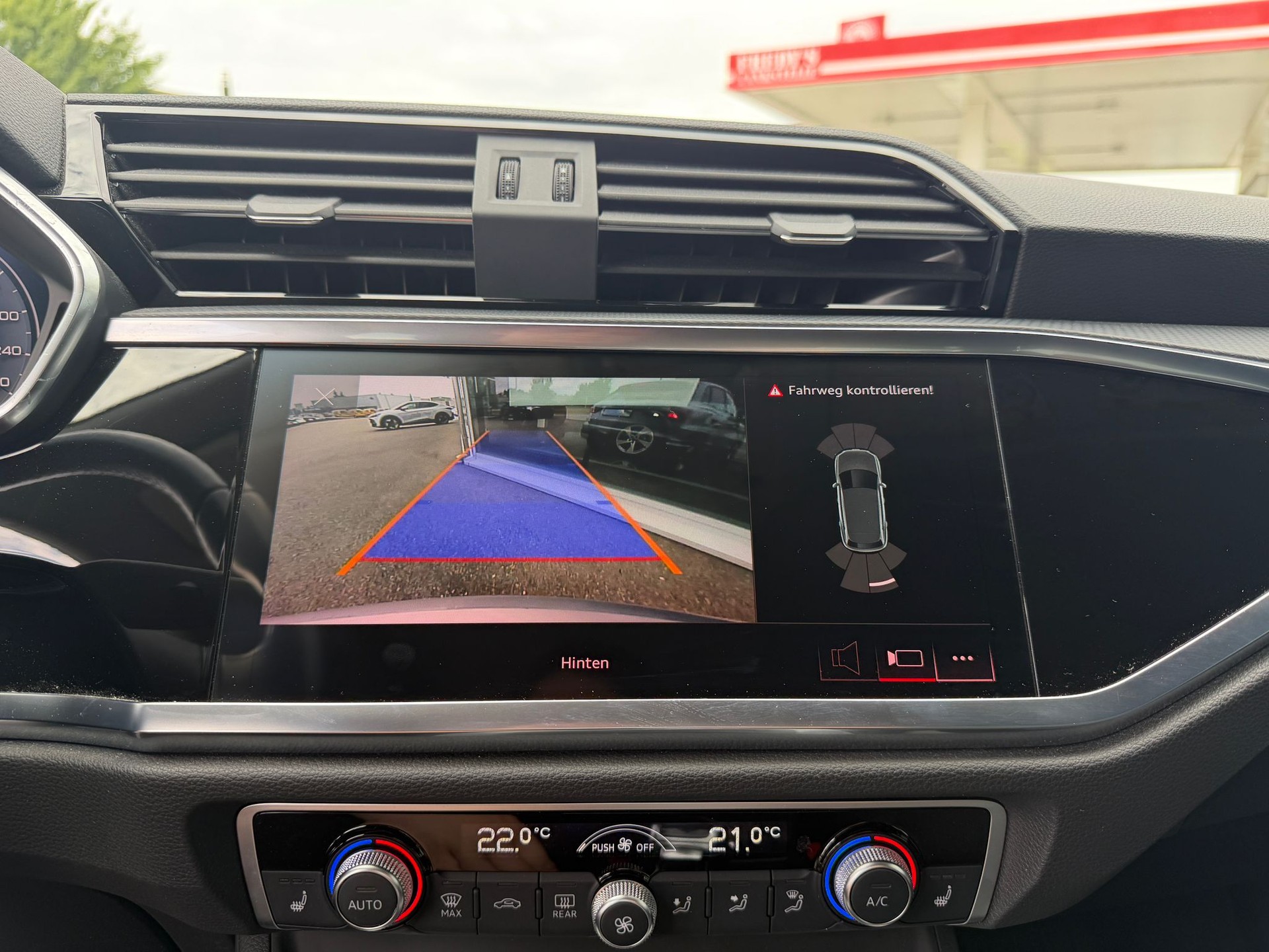AUDI Q3 35 TDI advanced quattro S-tronic-image-17