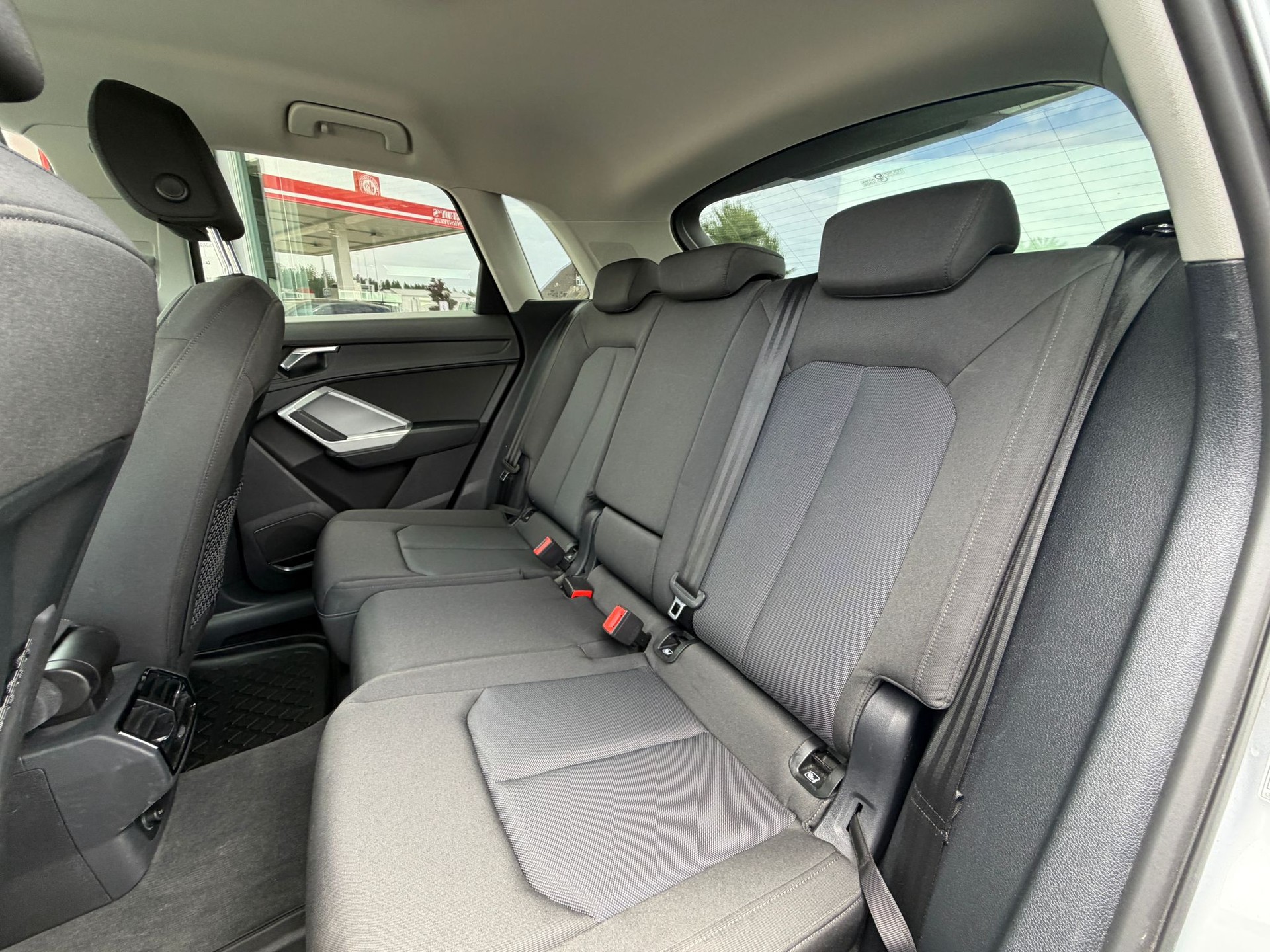 AUDI Q3 35 TDI advanced quattro S-tronic-image-21