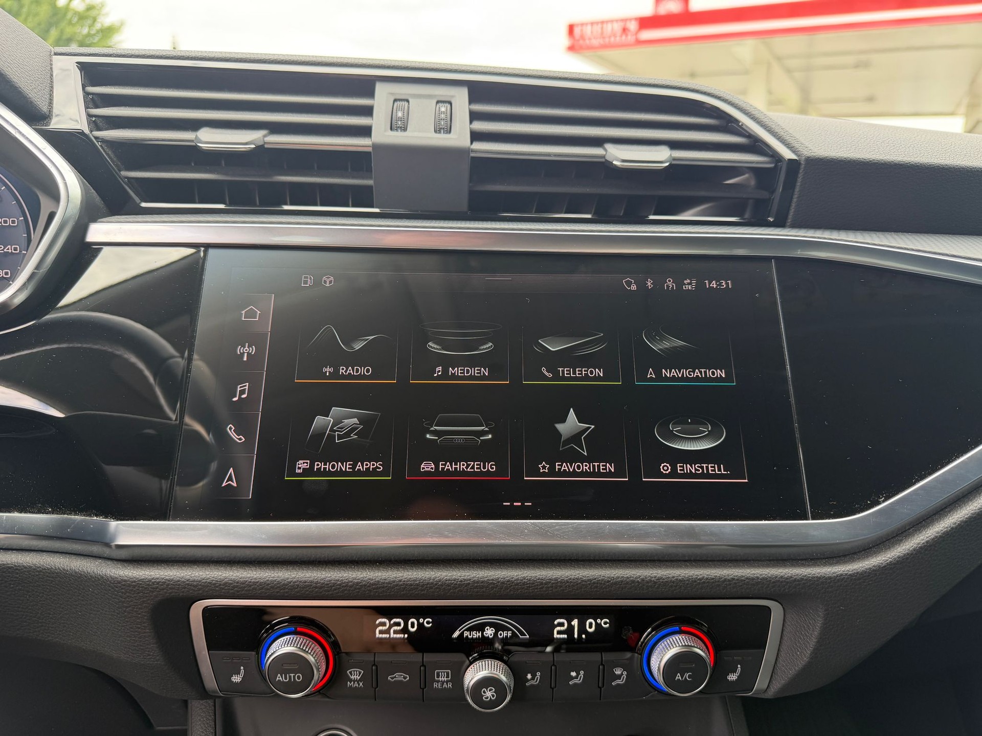 AUDI Q3 35 TDI advanced quattro S-tronic-image-15