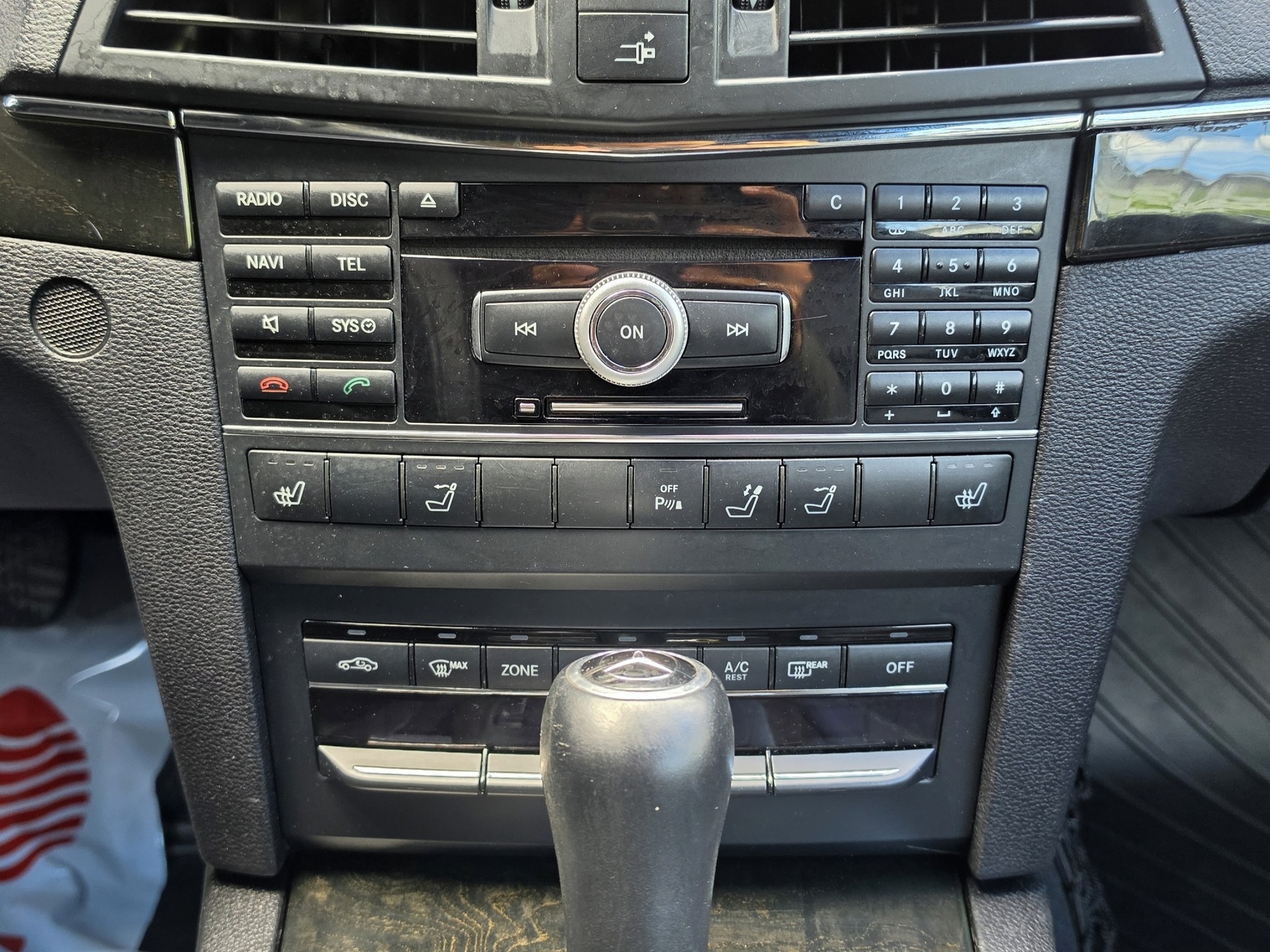 MERCEDES-BENZ E 250 CGI BlueEfficiency Automatic-image-9