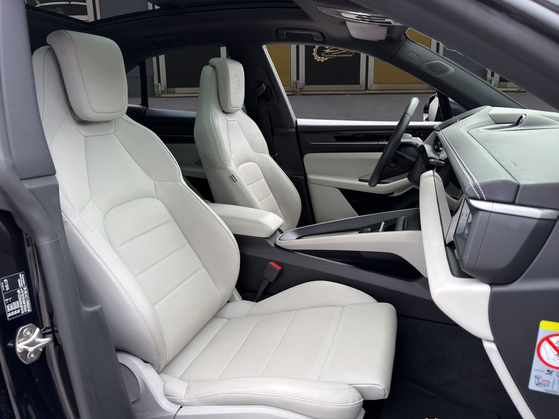 PORSCHE Macan 4-image-9