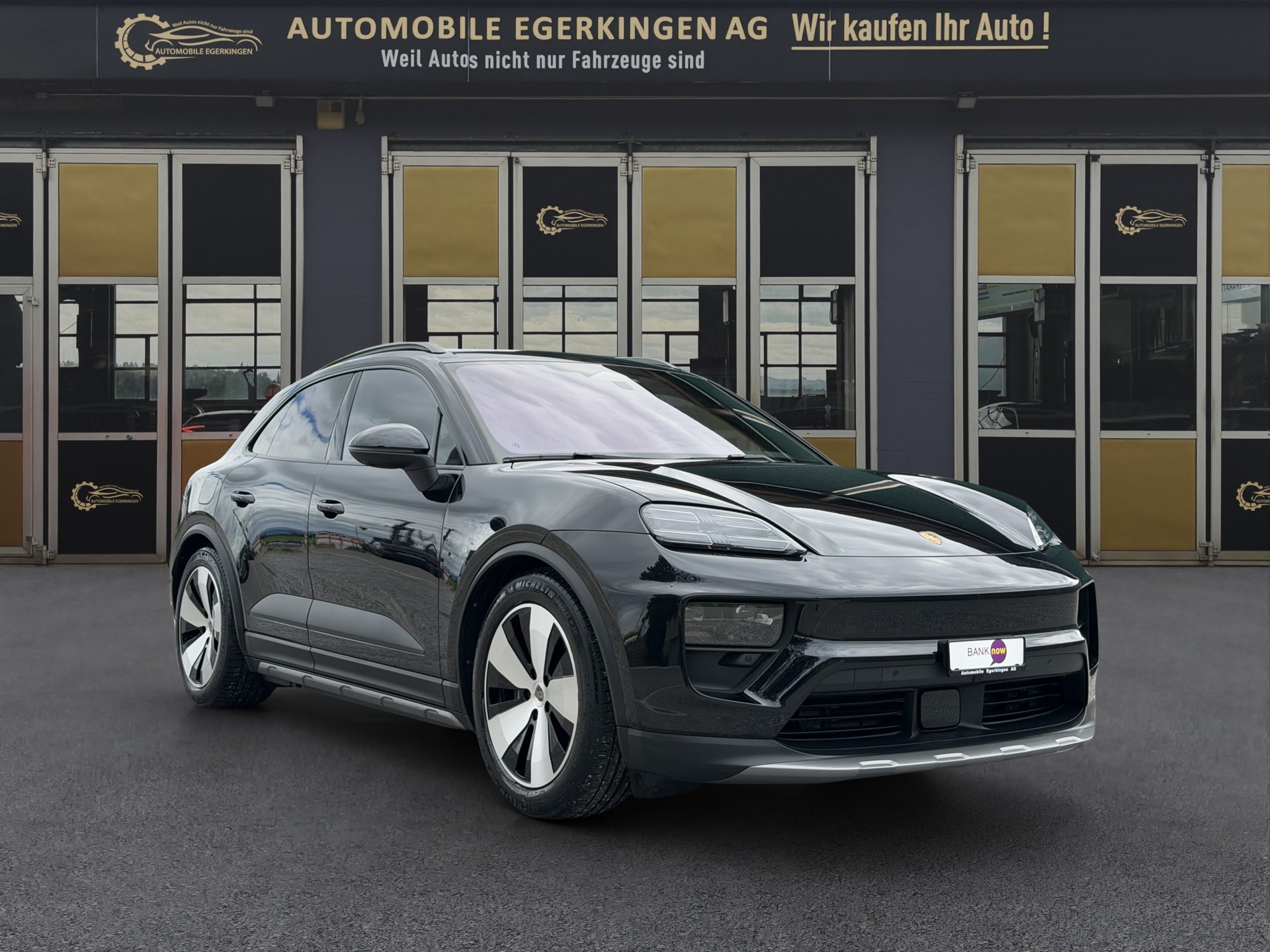 PORSCHE Macan 4-image-2