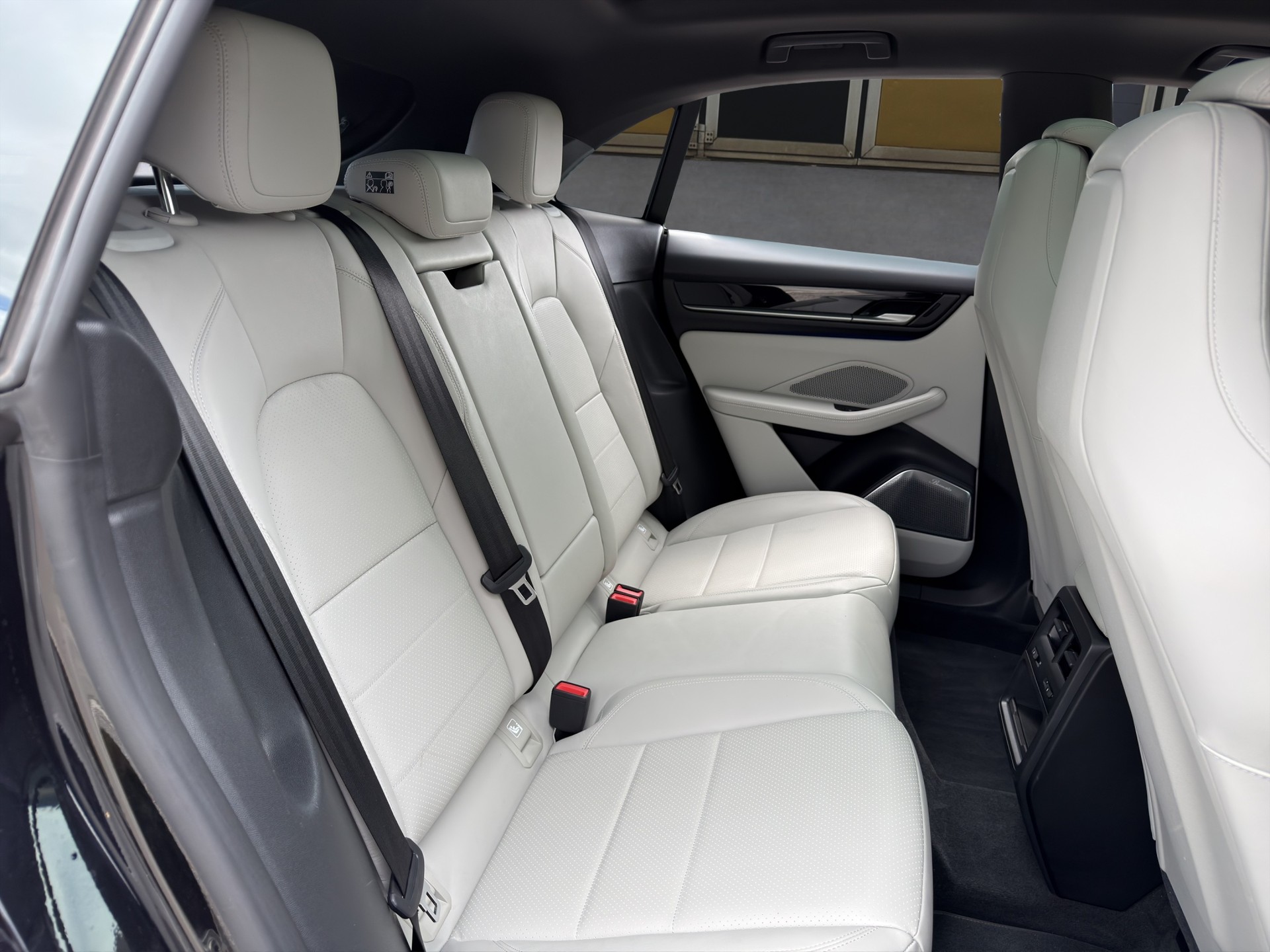 PORSCHE Macan 4-image-12