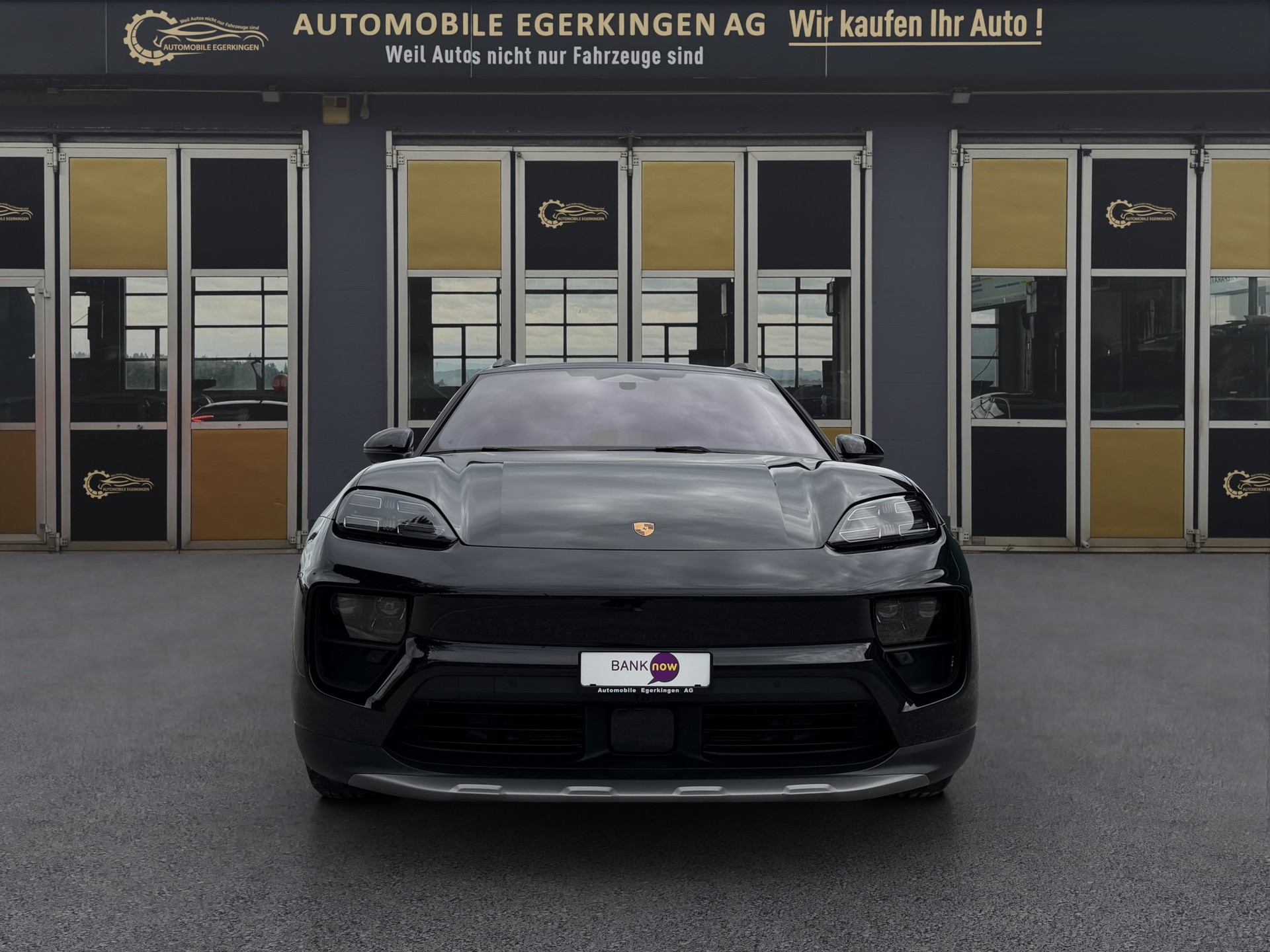 PORSCHE Macan 4-image-1