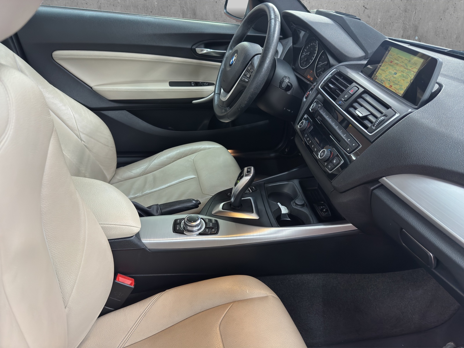 BMW 220i Luxury Line Steptronic-image-7